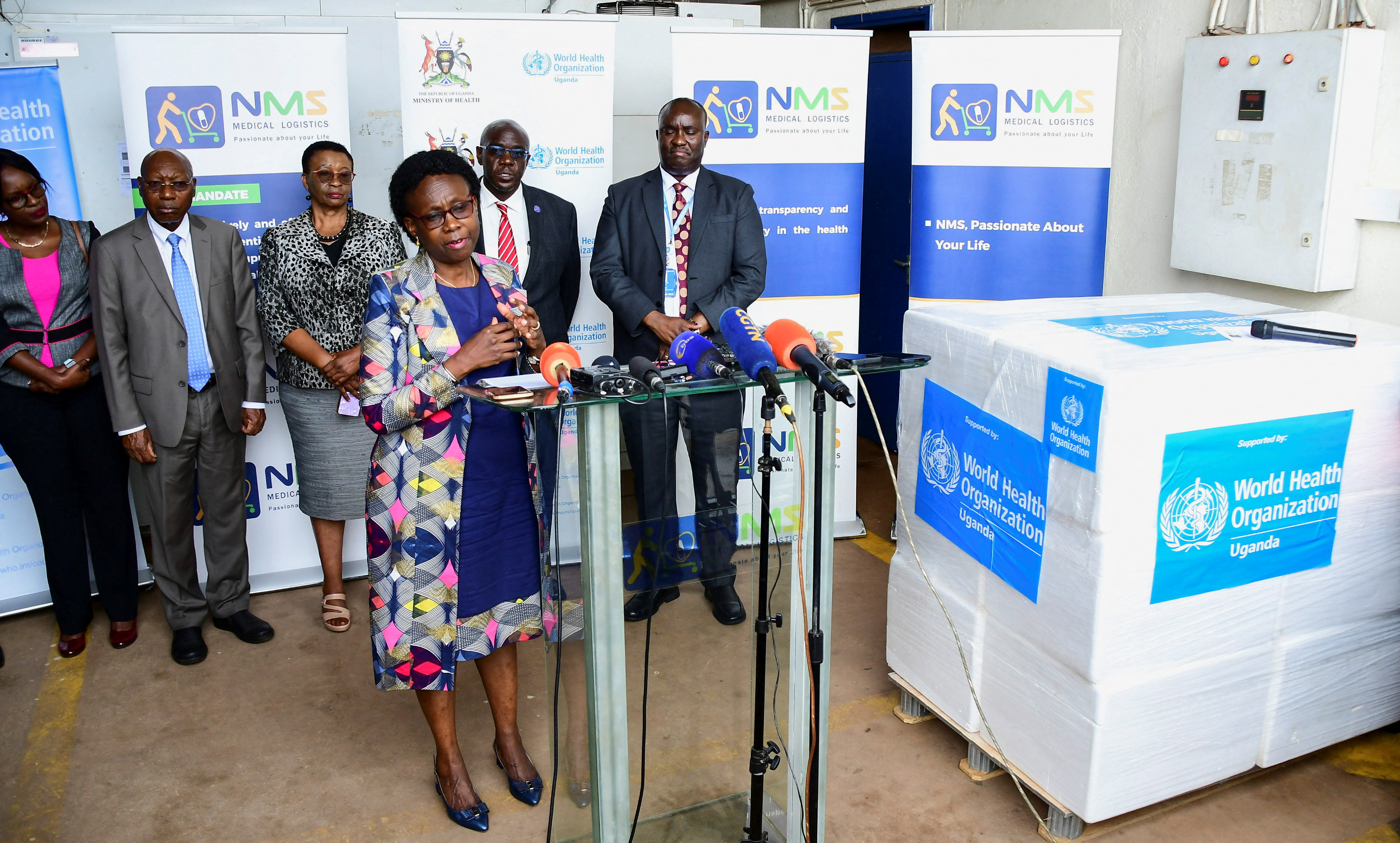 La ministra de Sanidad de Uganda, Jane Ruth Aceng, se dirige a los medios de comunicación tras recibir un cargamento de 1.200 dosis de vacunas candidatas contra el ébola, que se utilizarán en un ensayo clínico, en los Almacenes Médicos Nacionales (NMS) de Entebbe, Uganda, el 8 de diciembre de 2022. REUTERS/Abubaker Lubowa/Archivo