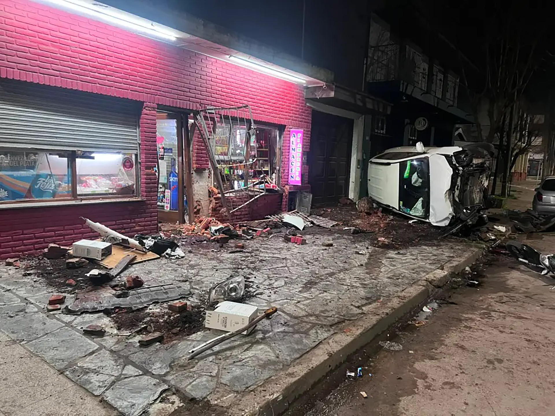 Choc&oacute;, atropell&oacute; a varias personas, volc&oacute; y destruy&oacute; un almac&eacute;n en Mar del Plata: un muerto y cinco heridos