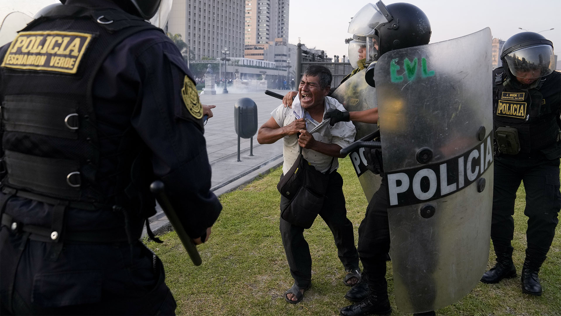 Detención de manifestante en protestas en Lima. (AP Foto/Martín Mejía)