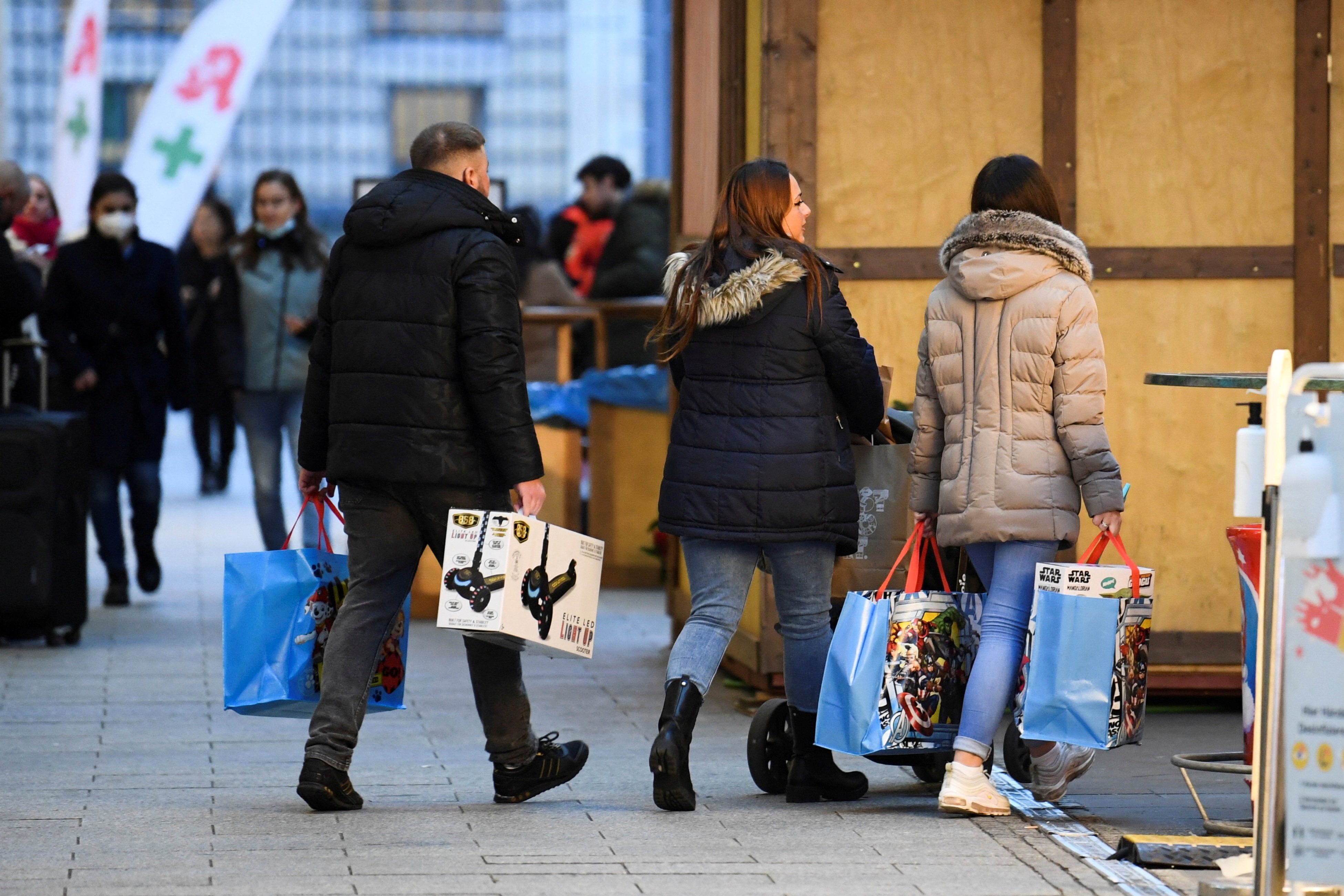 FOTO DE ARCHIVO: Personas con bolsas de compra caminan cerca de un centro comercial, en medio de la pandemia de la enfermedad del coronavirus (COVID-19), en Berlín, Alemania 21 de diciembre de 2021. REUTERS/Annegret Hilse