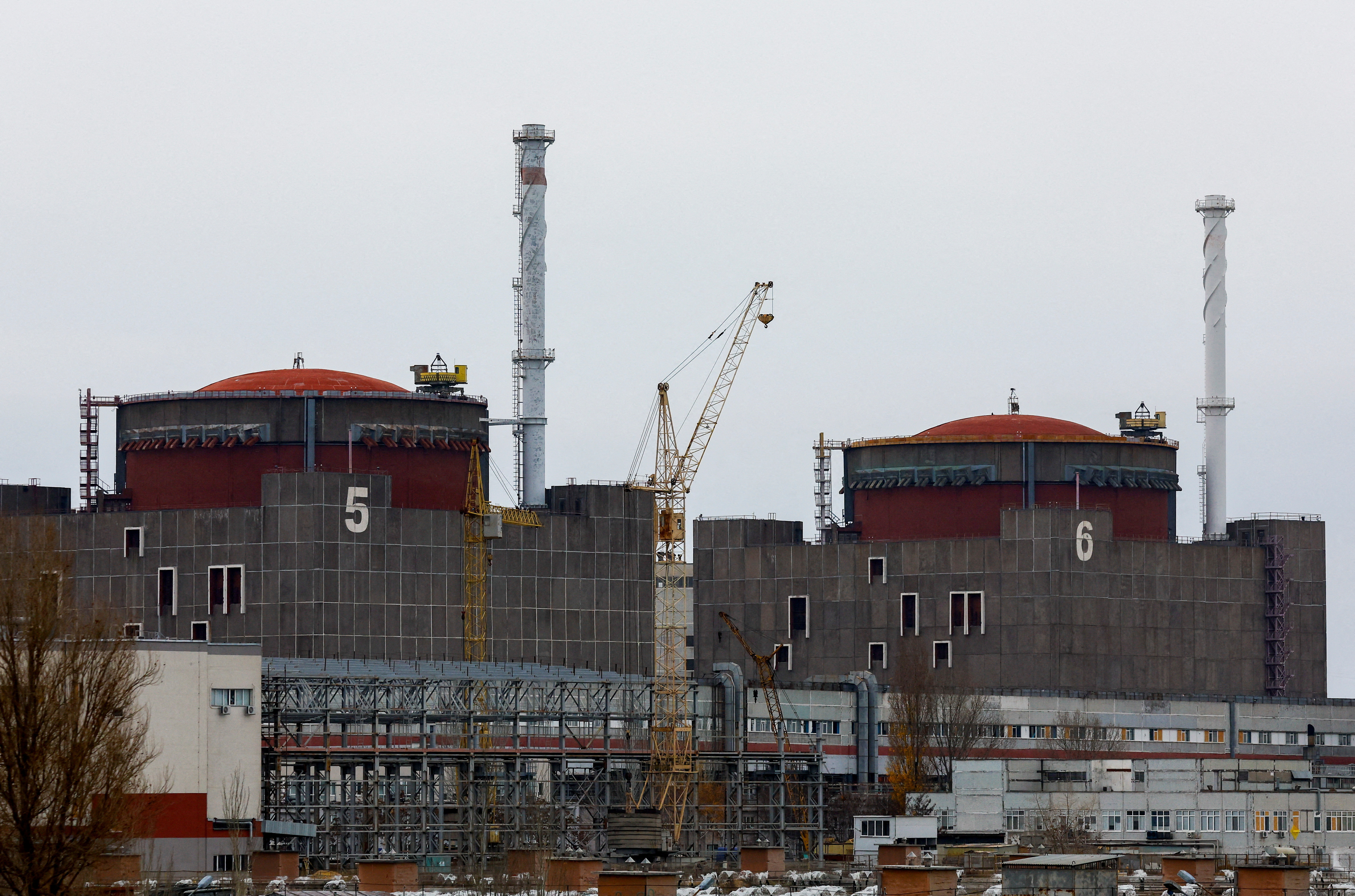 Una vista muestra la planta de energía nuclear Zaporizhzhia, incluidas sus unidades n. ° 5 y 6, en el curso del conflicto de Rusia-Ukraine fuera de la ciudad de Enerhodar en la región de Zaporizhzhia. Reuters/Alexander Ermochenko/Foto de archivo
