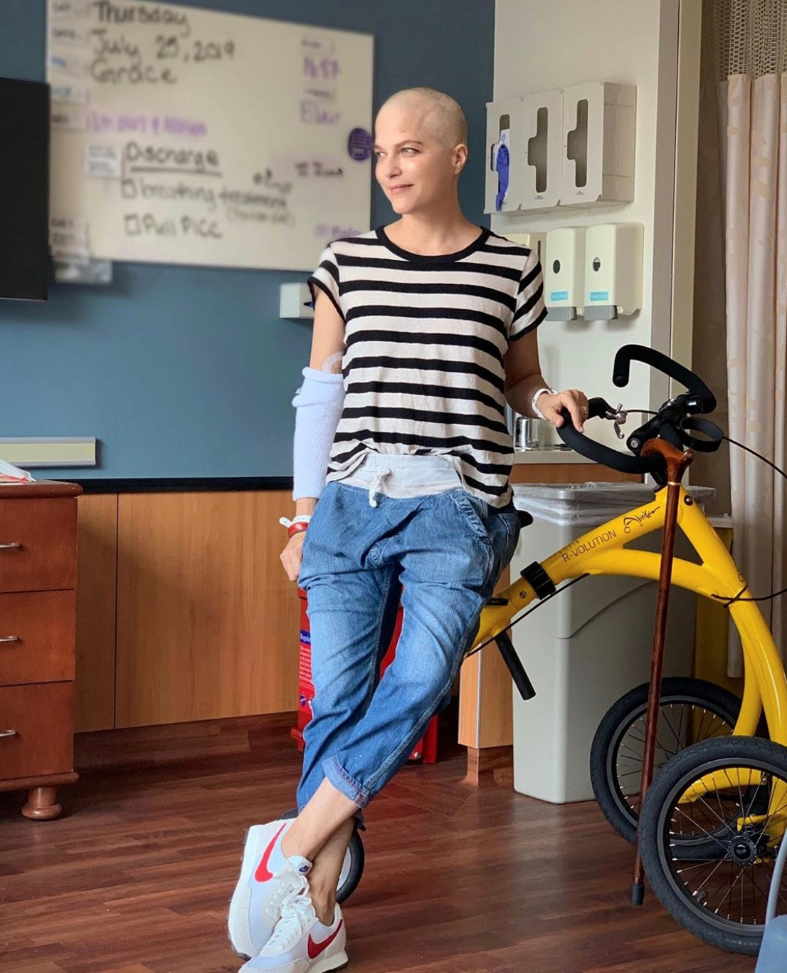 Selma Blair posa con una bicicleta para personas discapacitadas, en un hospital de Chicago (Foto: REUTERS)