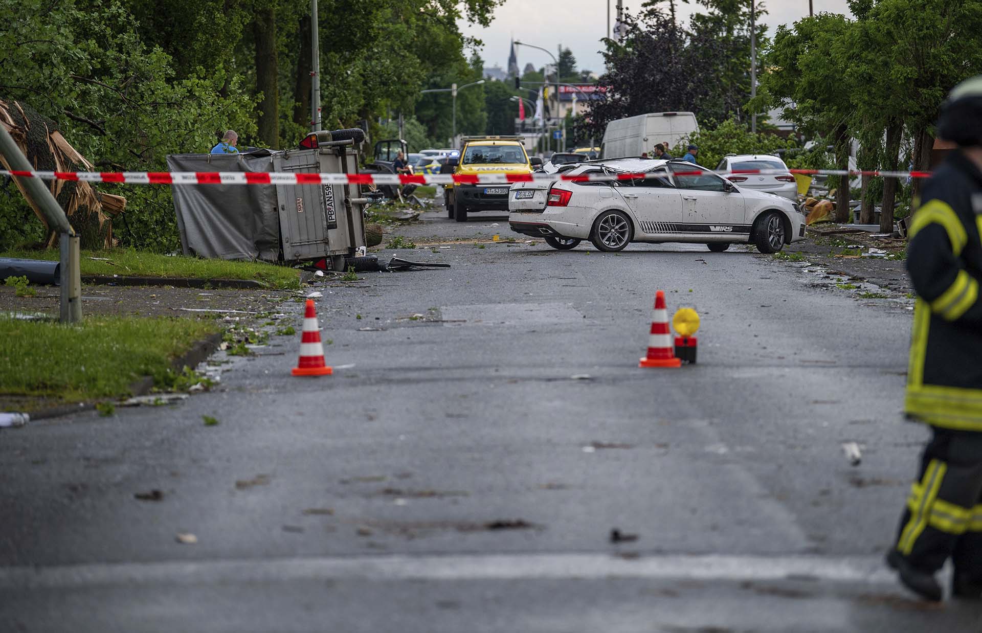 Automóviles dañados en Paderborn, Alemania, tras el paso de un tornado (Lino Mirgeler/dpa via AP)