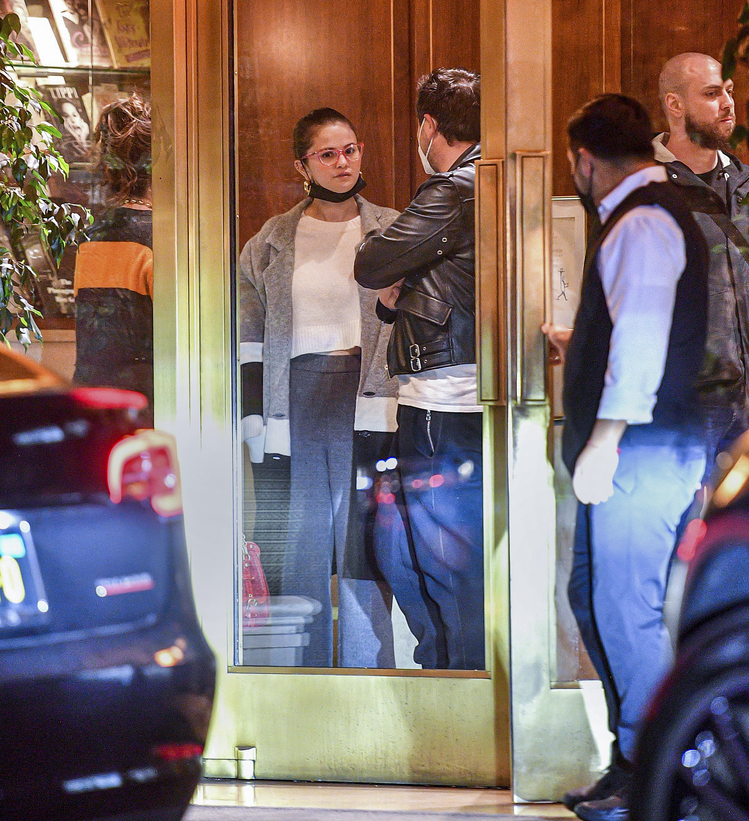 Selena Gomez fue fotografiada cuando salía de un exclusivo restaurante al que fue a comer acompañada por un hombre. Ambos intentaron pasar desapercibidos y cuando notaron que había fotógrafos, él se puso de espaldas a la puerta del salón para evitar ser retratado