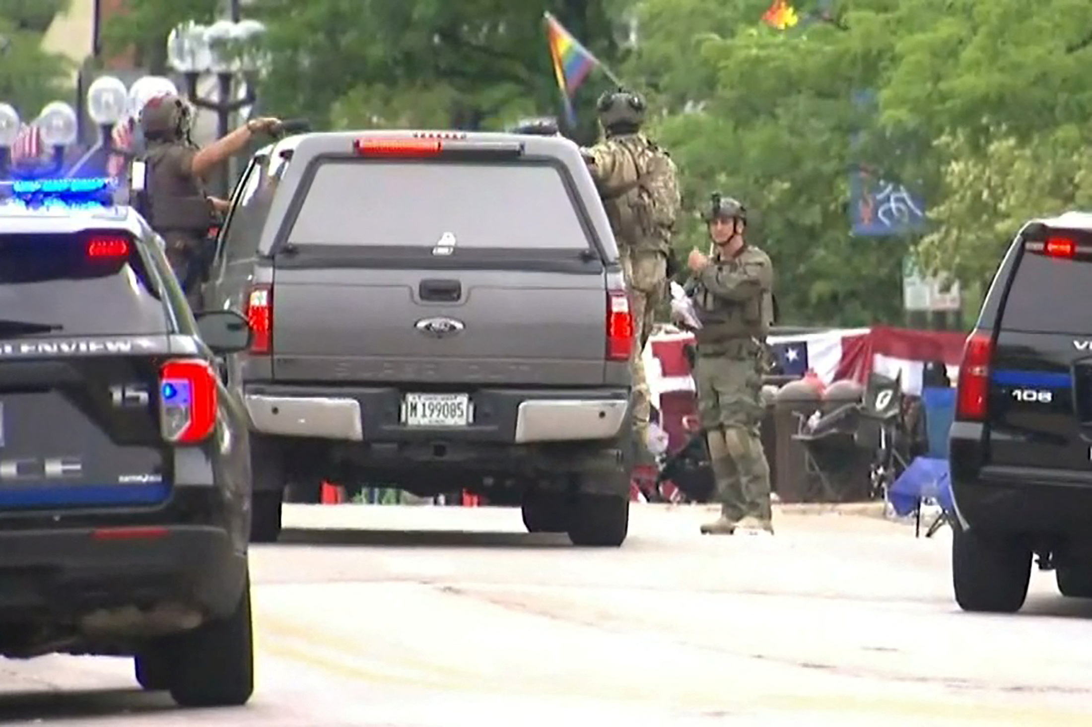 La policía se despliega después de que estallaran disparos en una ruta del desfile del 4 de julio en el rico suburbio de Highland Park, Illinois, EE. UU., 4 de julio de 2022. ABC affiliate WLS/ABC7 via REUTERS 