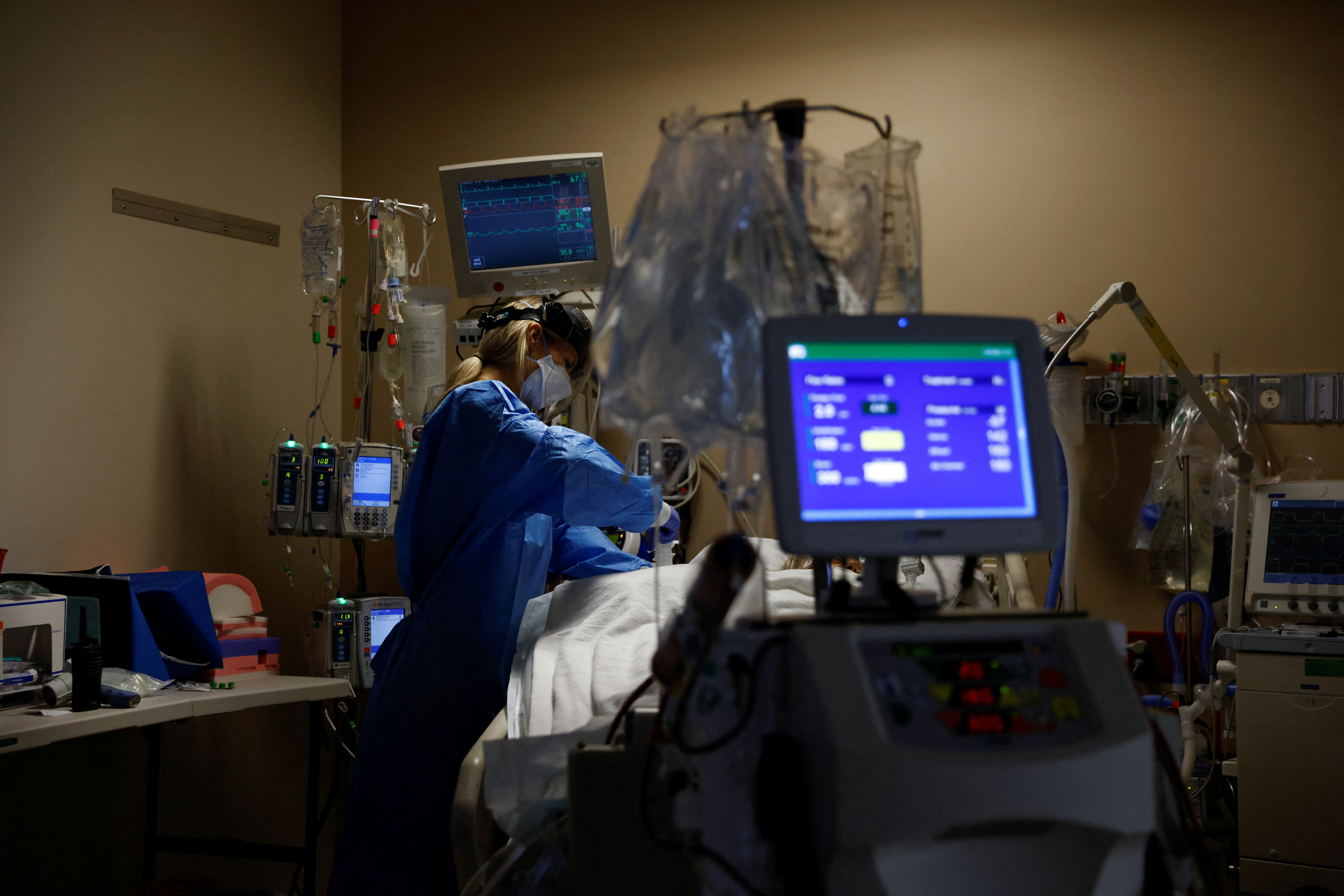 Las personas mayores, las personas con enfermedades previas, y las que no están vacunadas pueden desarrollar cuadros grave sde COVID-19, después de la infección por Ómicron (REUTERS/Shannon Stapleton)