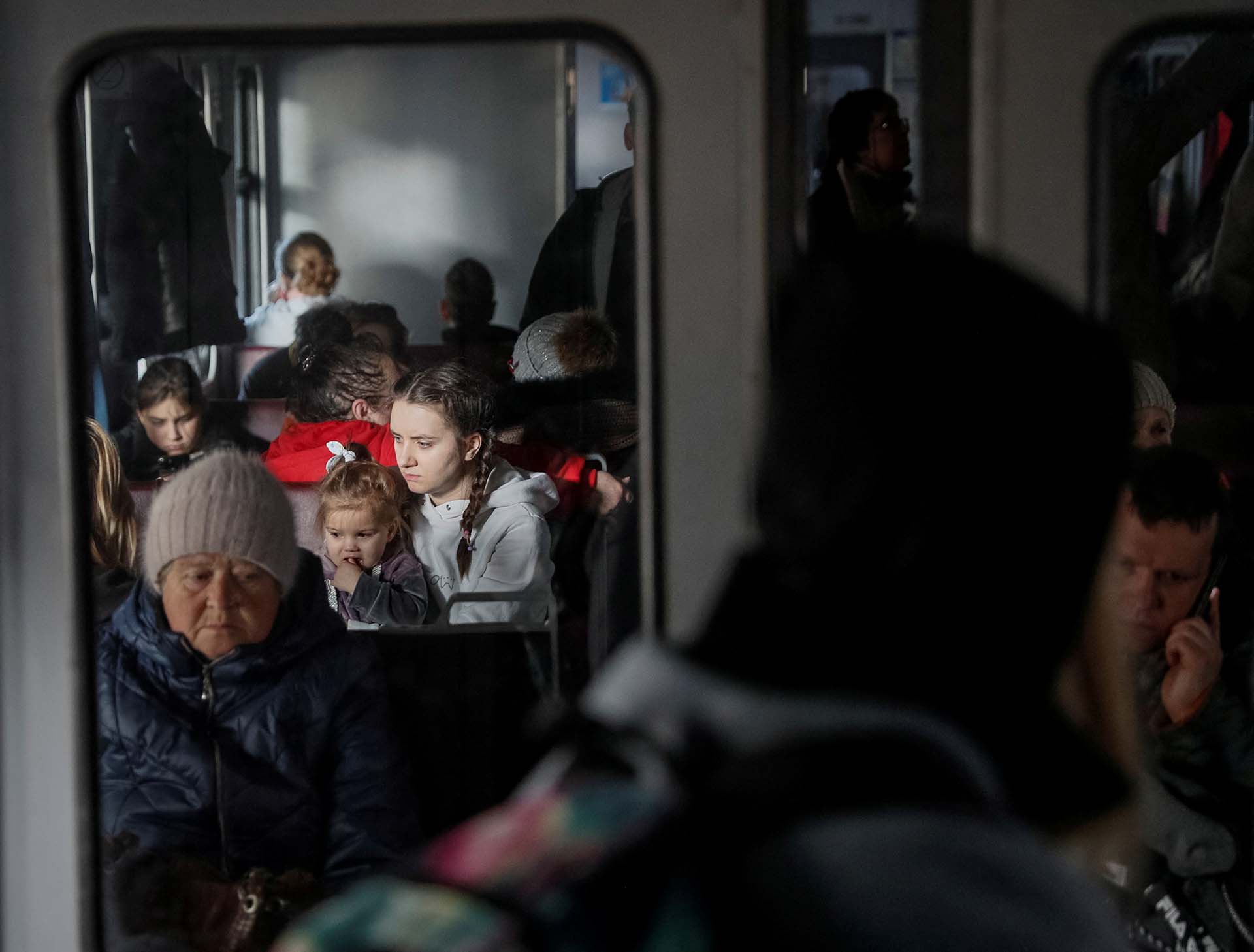 Personas de pie y sentadas en un tren de evacuación de Kiev a Lviv, en la estación central de trenes de Kiev, en medio de la invasión rusa de Ucrania, en Kiev, Ucrania 11 de marzo de 2022. REUTERS/Gleb Garanich