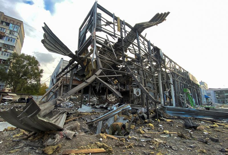 Foto de archivo de un edificio destruido durante los ataques rusos a Zaporiyia.  REUTERS//Sergiy Chalyi