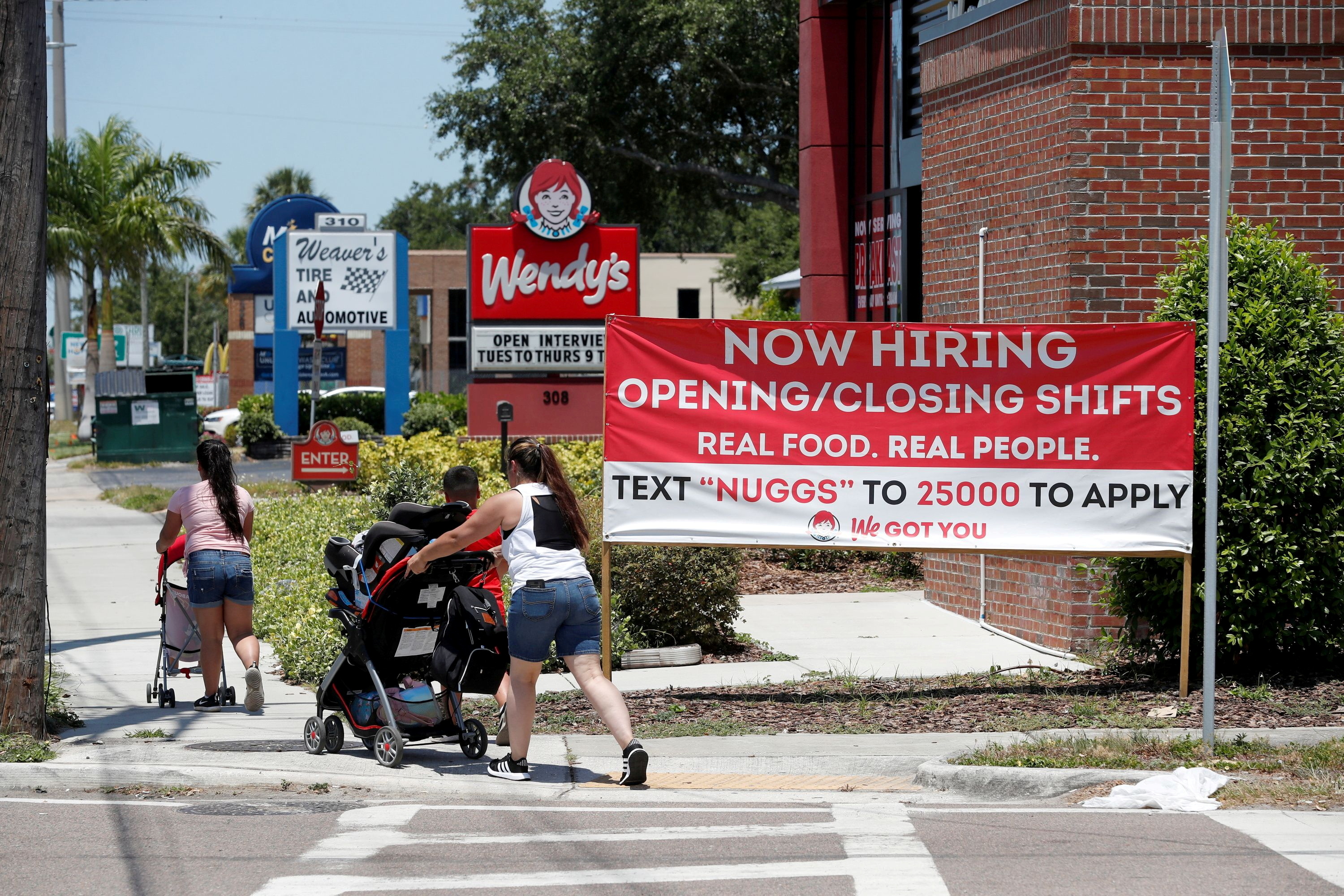 El sector más afectado es el de gastronomía. En esta imagen, un local de Wendy's muestra un cartel de búsqueda de empleados en Tampa, Florida, Estados Unidos (REUTERS/Octavio Jones/File Photo)