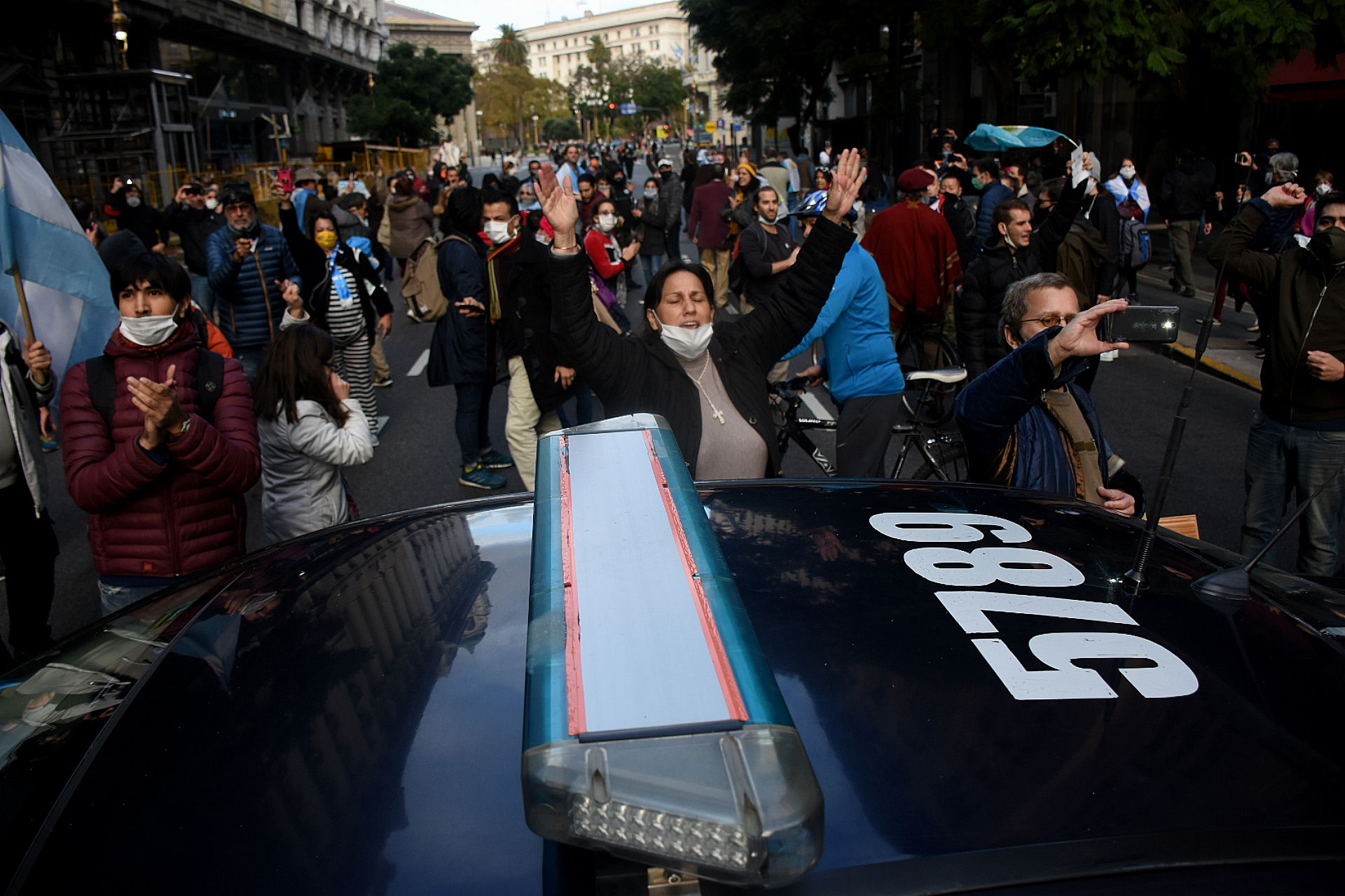 Se movilizaron con banderas argentinas, carteles y cacerolas
