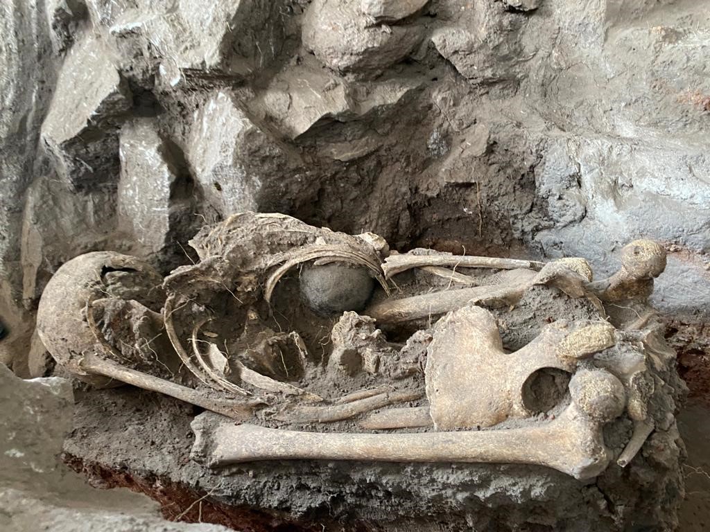 Entierro humano localizado en el sureste del altar central de Teocaltitán.
INAH-Jalisco