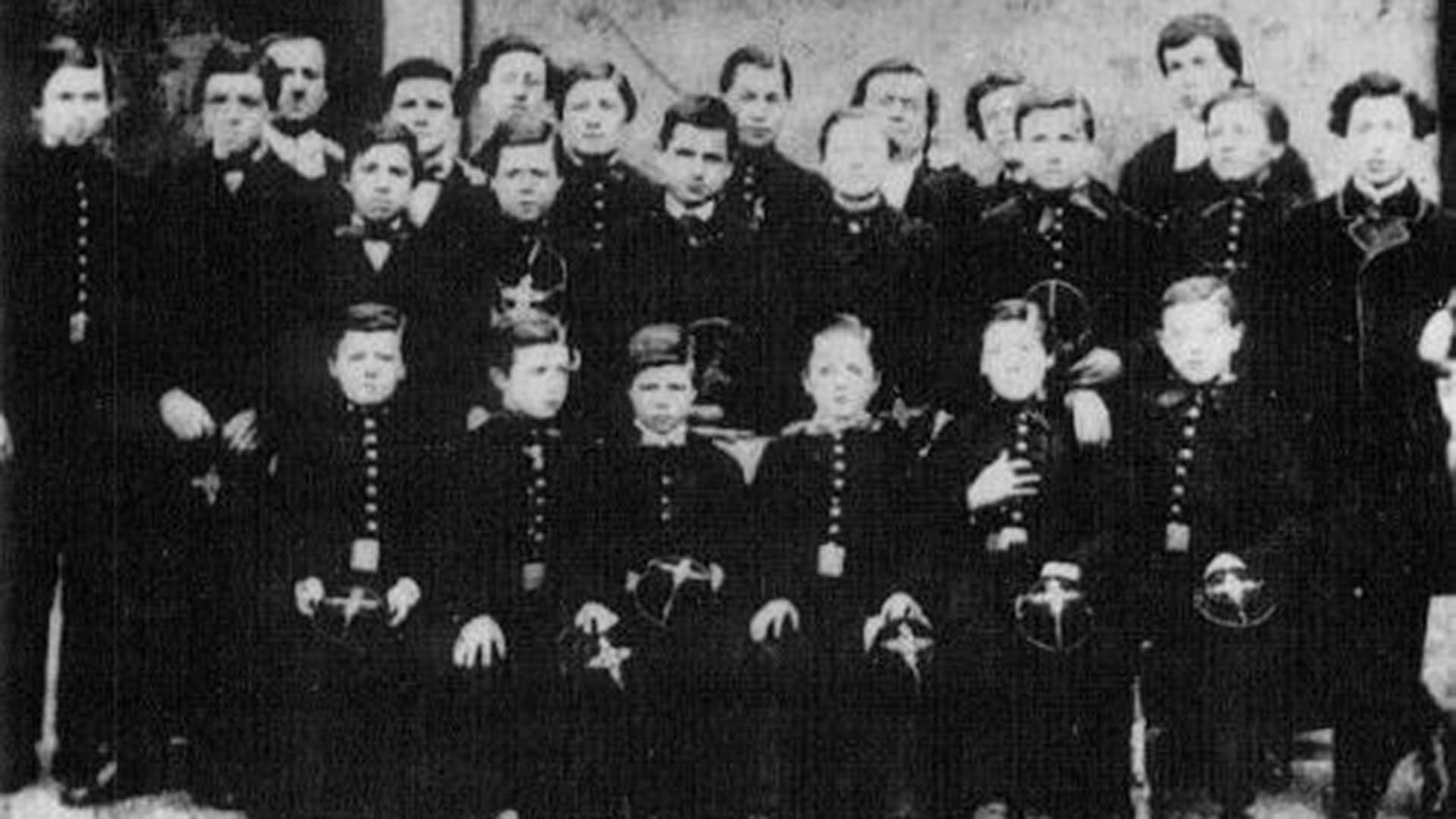 Arthur Rimbaud en el instituto Rossat, Charleville, 1864, Museo de Charleville-Mézières. Sentados en primera fila, de izquierda a derecha, el tercero es Arthur Rimbaud.y el cuarto su hermano Fréderic.