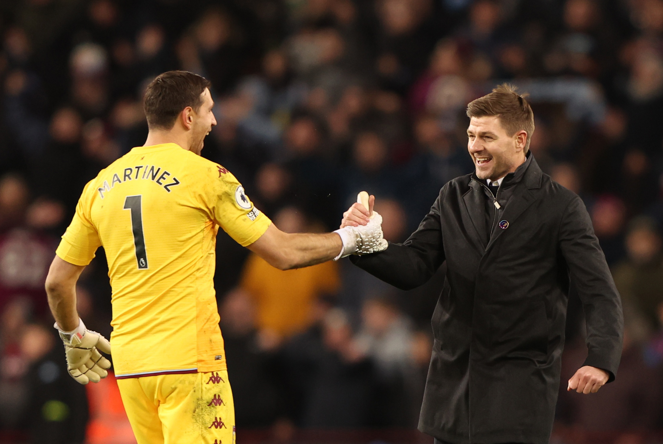 Steven Gerrard, entrenador del Aston Villa, y el arquero argentino Emiliano Martínez (REUTERS/Ian Walton)