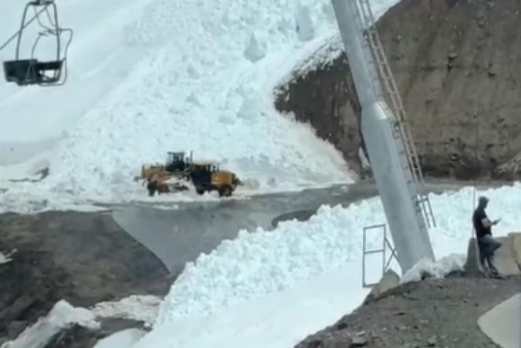 Una avalancha en el Paso Cristo Redentor obligó a volver a cerrar el cruce internacional