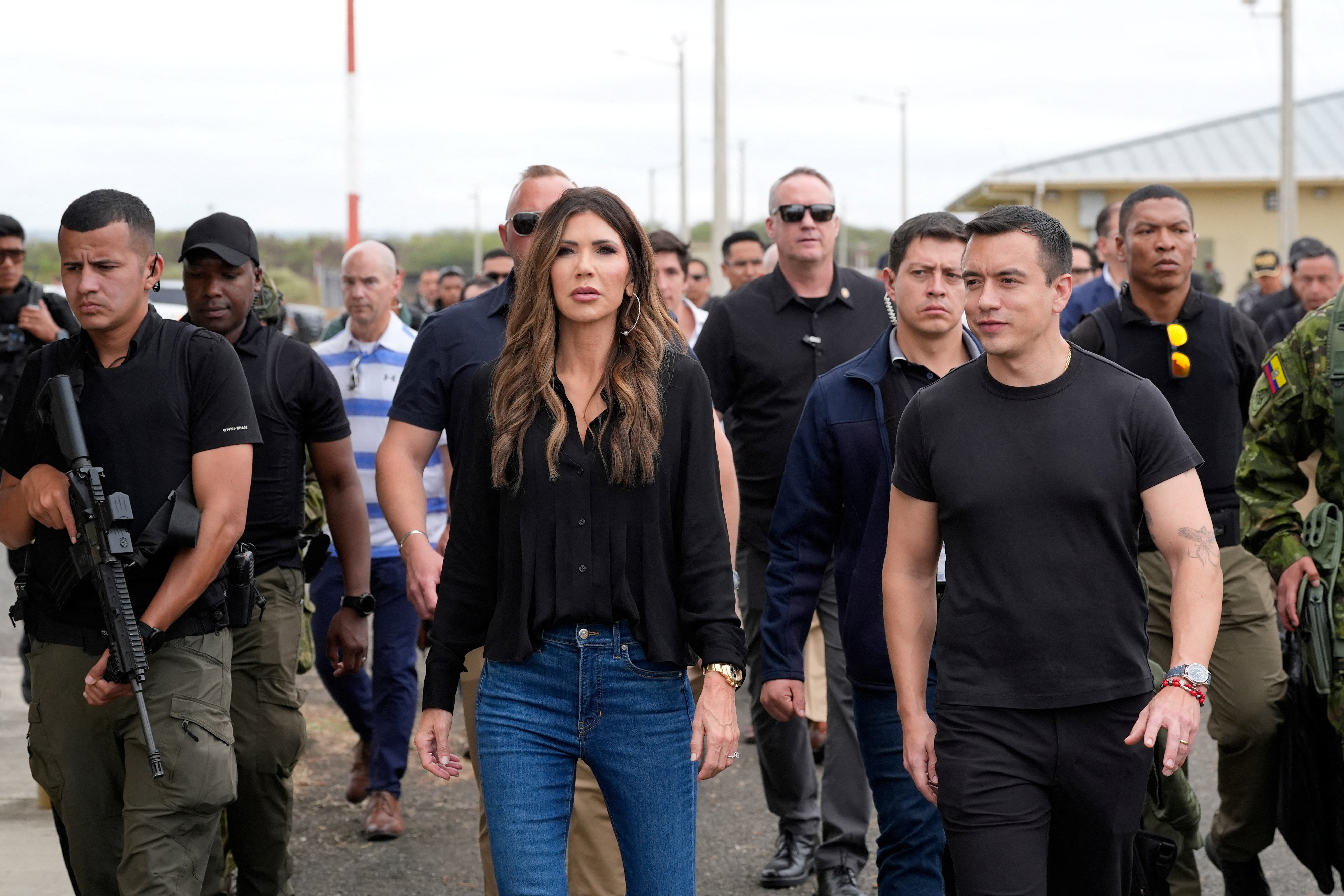 Kristi Noem se reunió con el presidente Daniel Noboa para evaluar las capacidades de la antigua base militar de EEUU en Ecuador