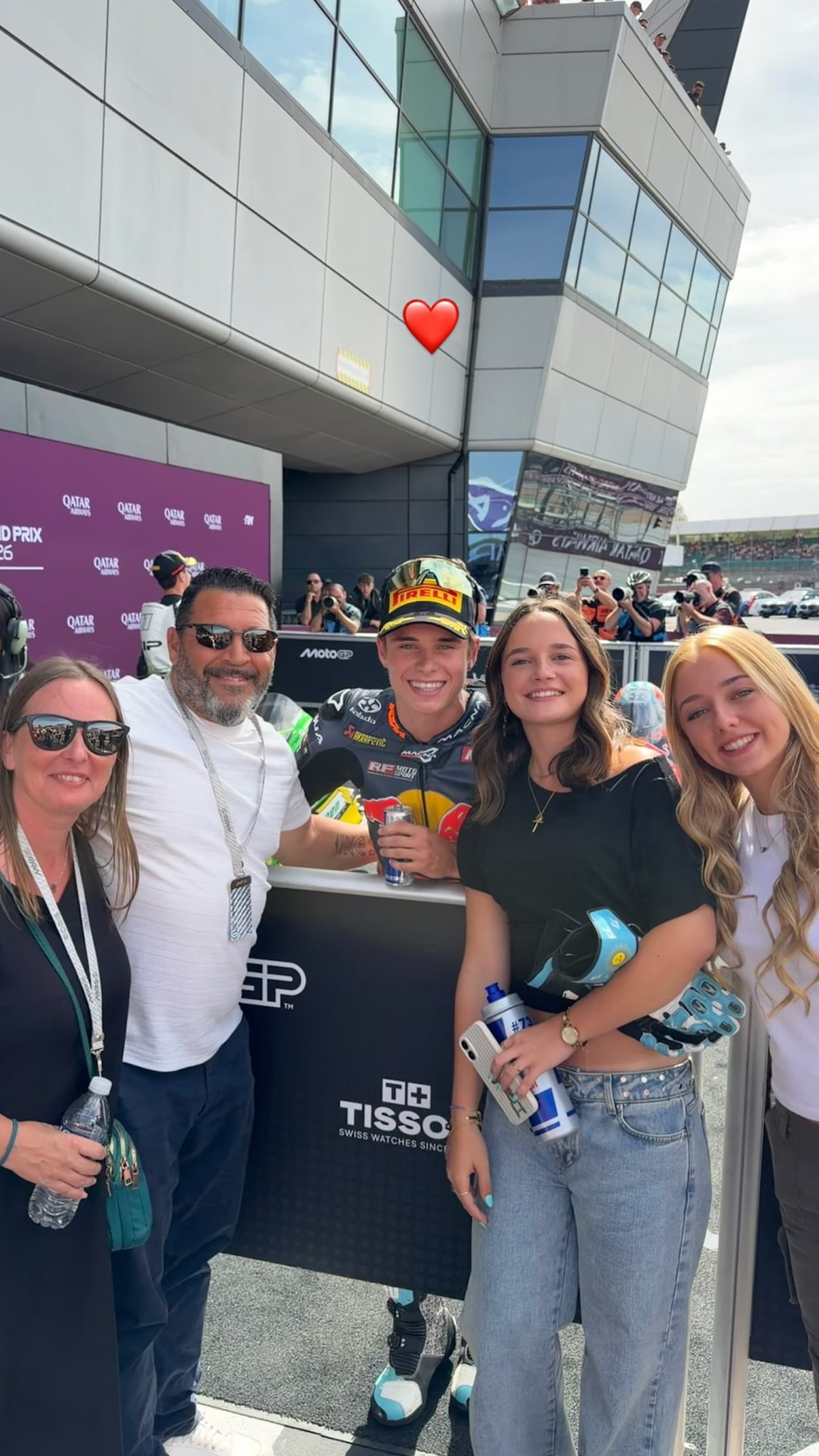 La maniobra del argentino Valent&iacute;n Perrone para ser tercero en el Moto3 en Silverstone: su gesto para la Selecci&oacute;n en el podio