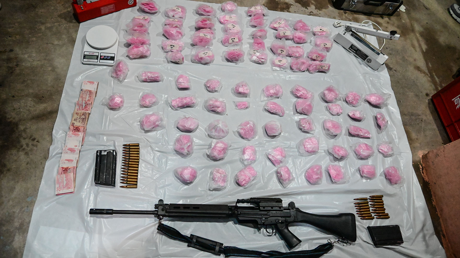 Parte de la cocaína y el fusil FAL secuestrados esta semana a la banda de Villalba.