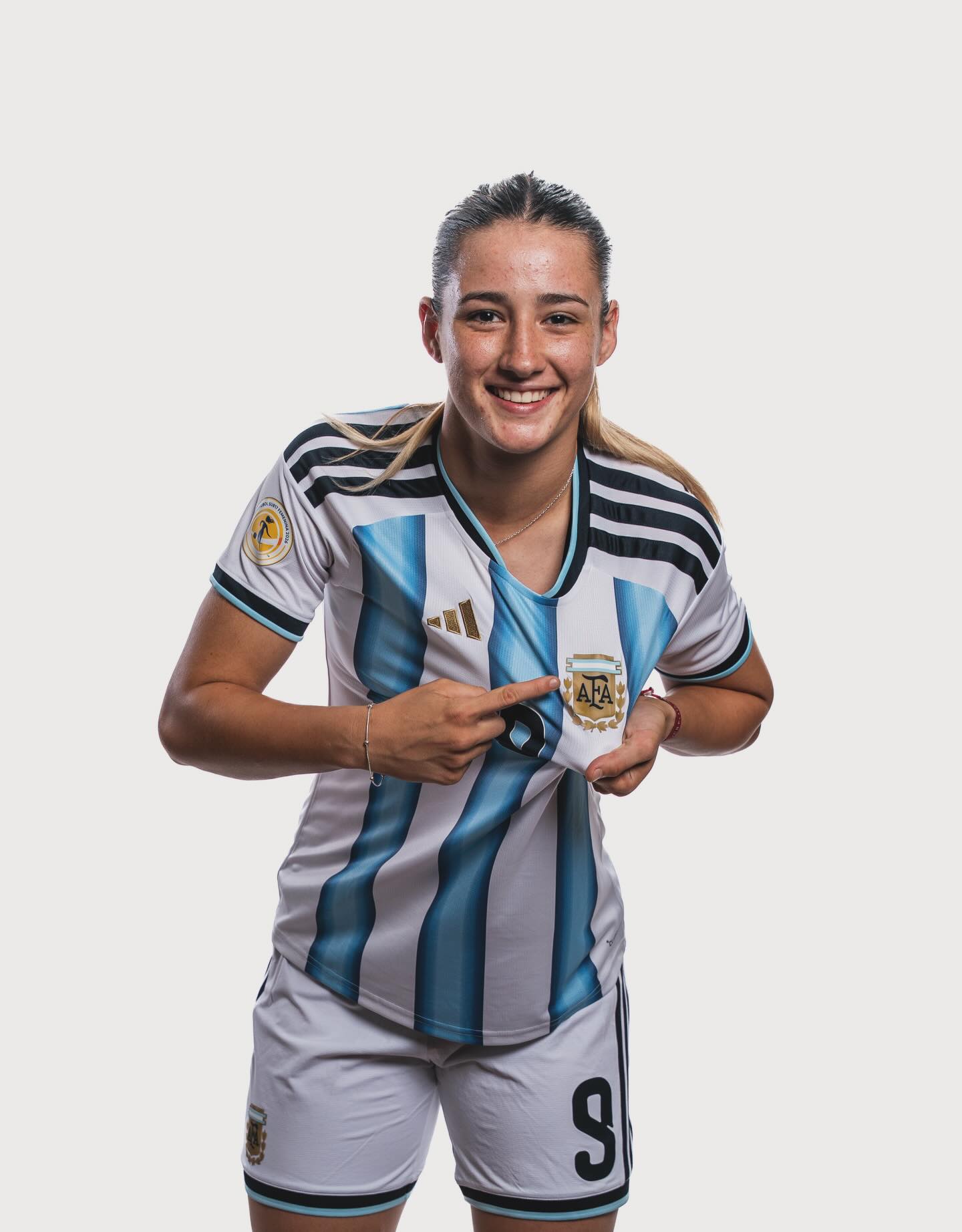 Tiene 17 a&ntilde;os, su pap&aacute; fue un afamado delantero y tiene una hamburguesa con su nombre: la nueva estrella de la selecci&oacute;n femenina