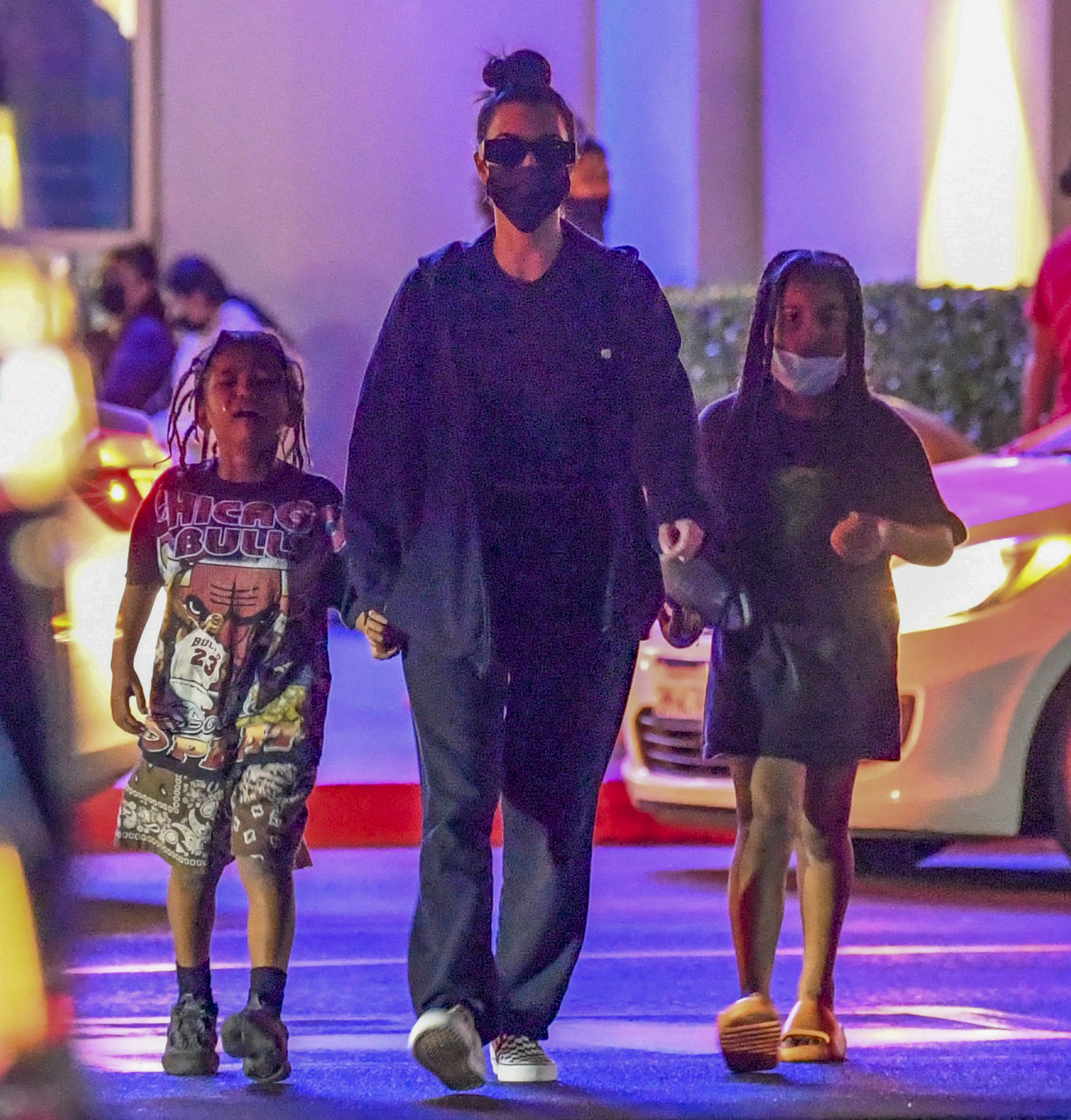 Kim Kardashian junto a dos de sus hijos, North y Saint West. Foto © 2021 Mega/The Grosby Group


