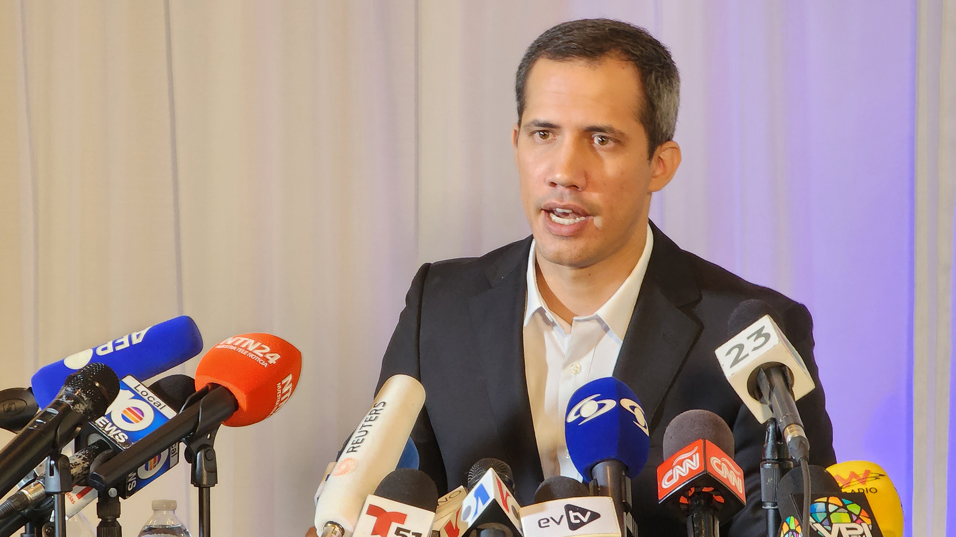 Juan Guaidó dio su primera rueda de prensa en Miami tras su arribo a la ciudad hace dos días. (@nachomartinfilms)