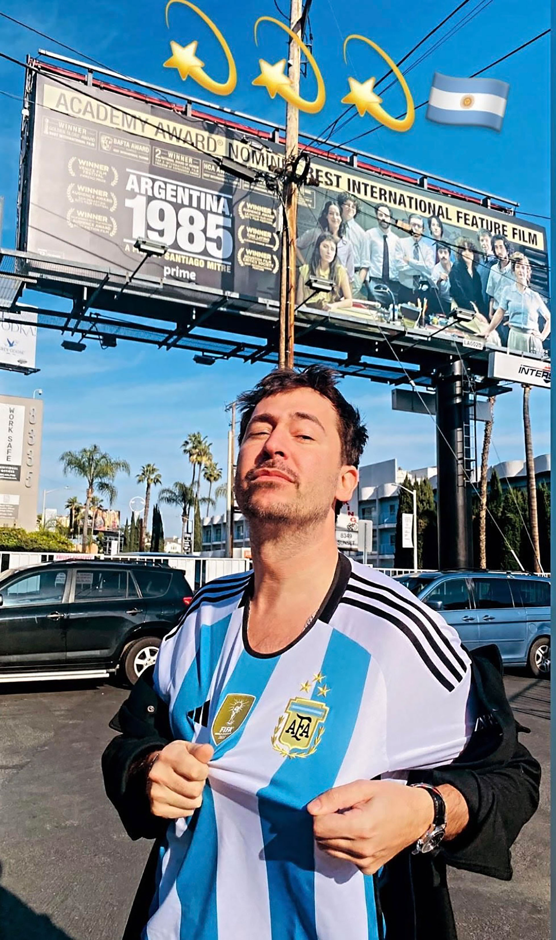 Santiago Mitre en Los Ángeles, con la camiseta de la Selección; detrás, el afiche anunciando Argentina, 1985 (Instagram)