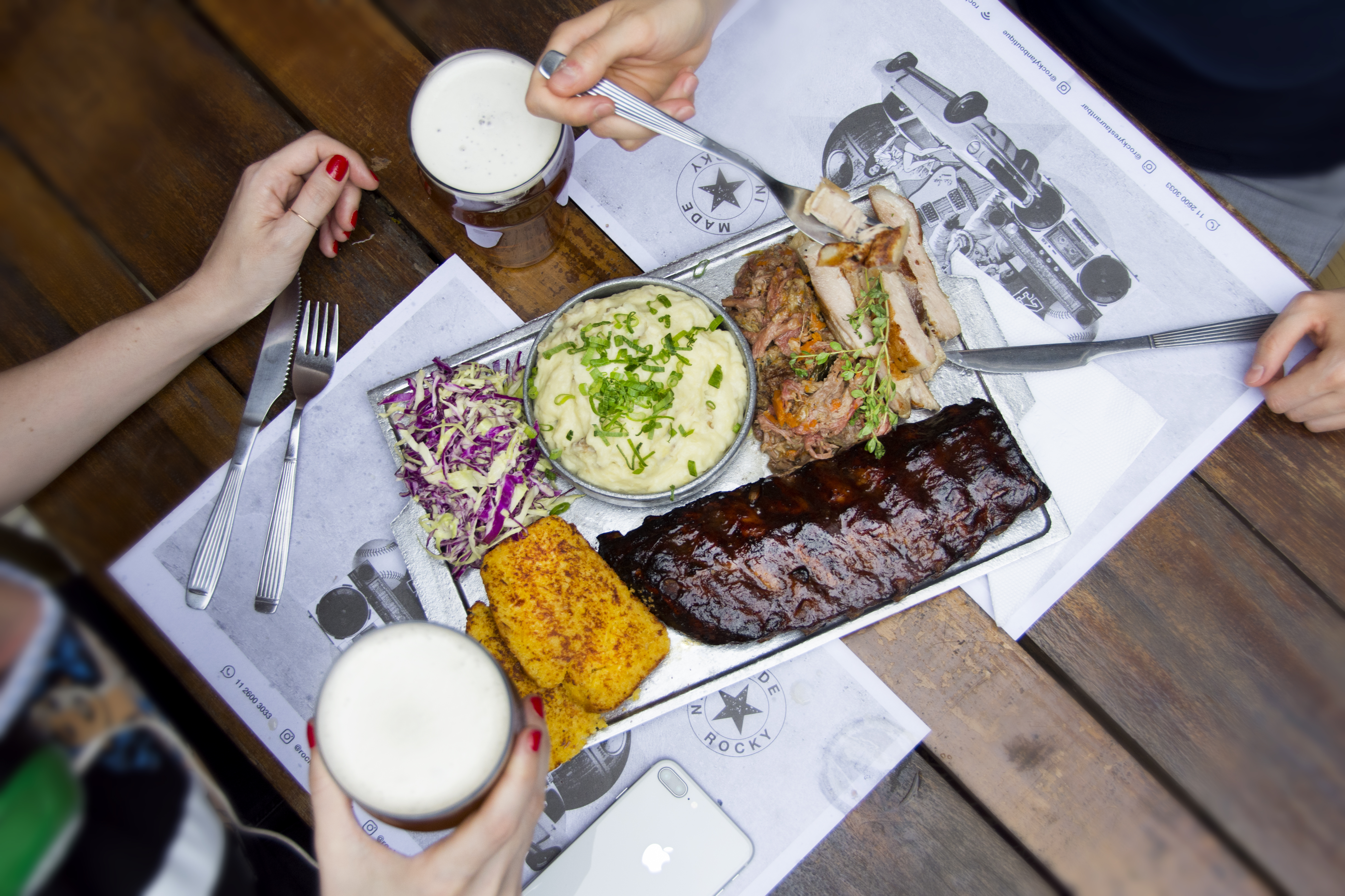 La propuesta norteamericana que pisa fuerte en Zona Oeste, rinde homenaje a la cultura pop