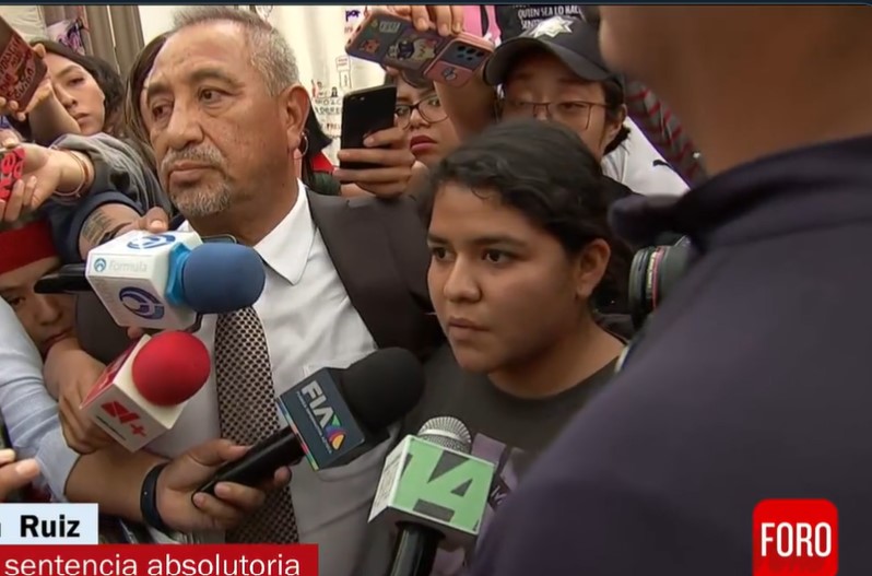 Roxana Ruiz y su abogado al salir de los juzgados "Neza-Bordo" (Captura de pantalla: ForoTV)