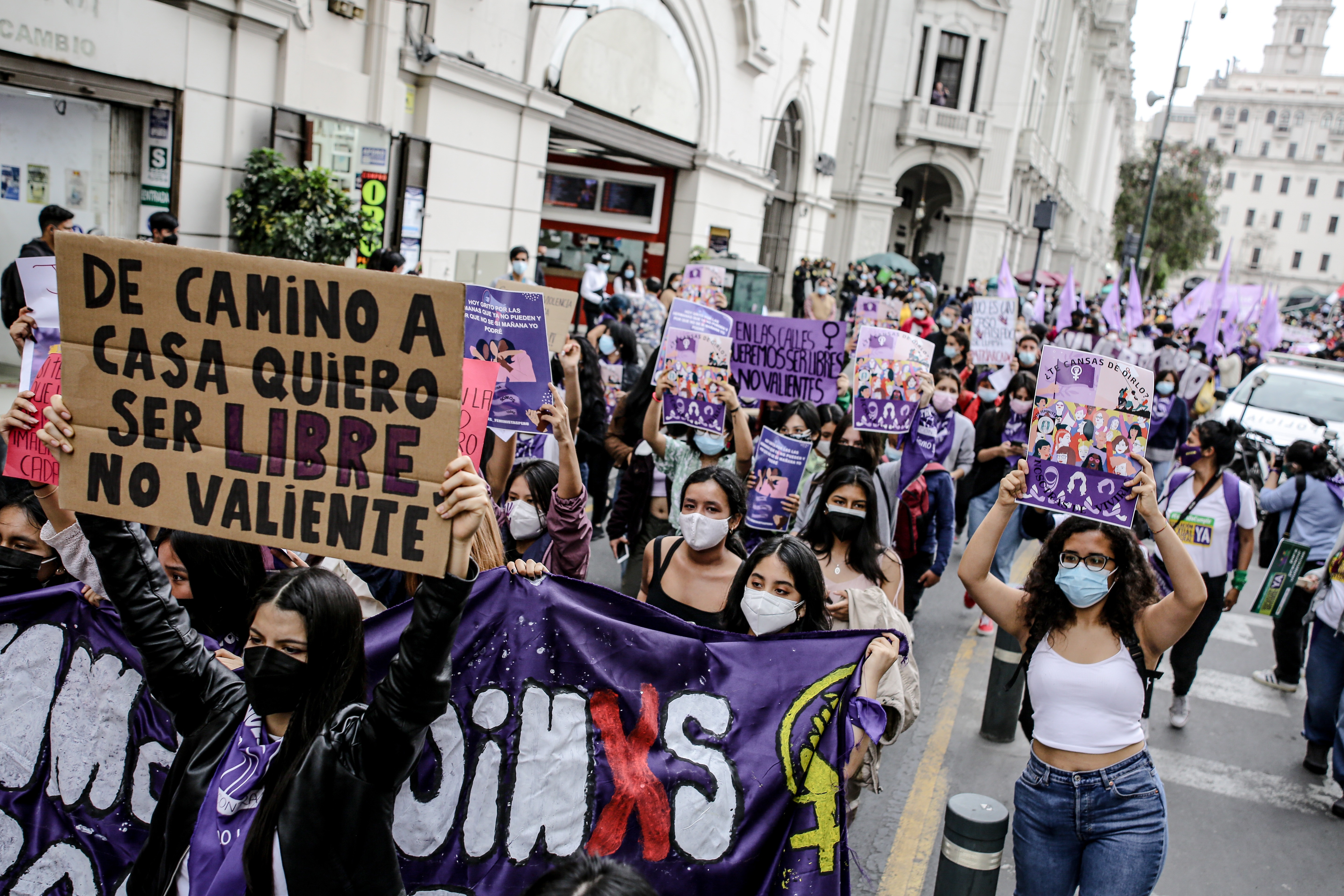 Decenas de personas participan en una marcha contra la violencia de genero, en Lima (Perú). EFE/ Stringer