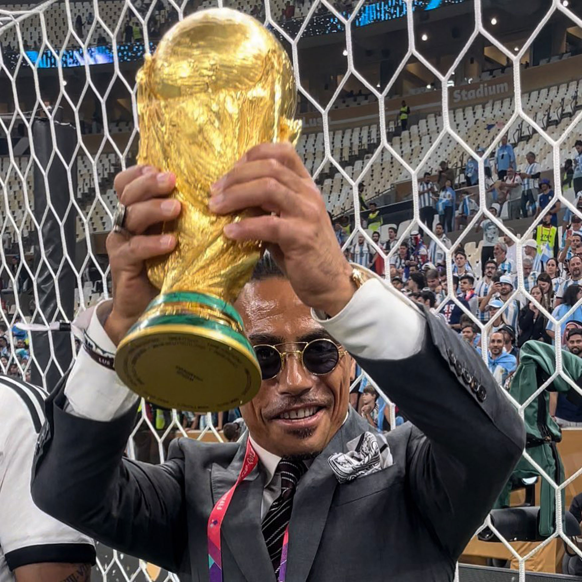 Salt Bae le quita la Copa del Mundo a Cuti Romero y la levanta (@nusr_et)