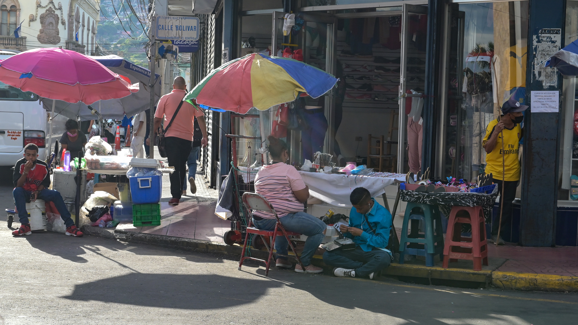 La economía informal sigue siendo la mayor generadora de empleo en el país al dar sustento al 58 por ciento de la población económicamente activa (Foto: Fernando Calzada)