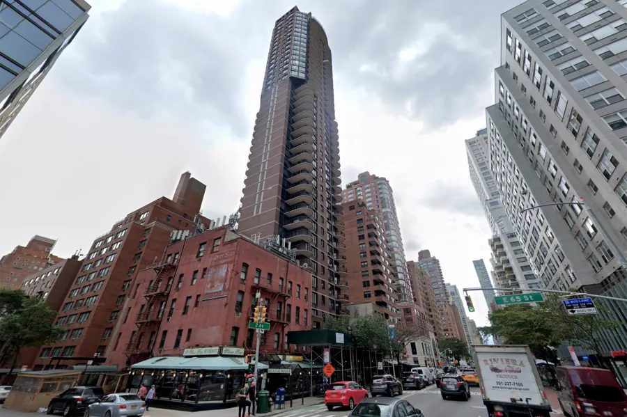 El lujoso edificio en el Upper East Side de Nueva York pretende retirar por vía judicial a su inquilina y obtener reparación por los gastos de desinfección.