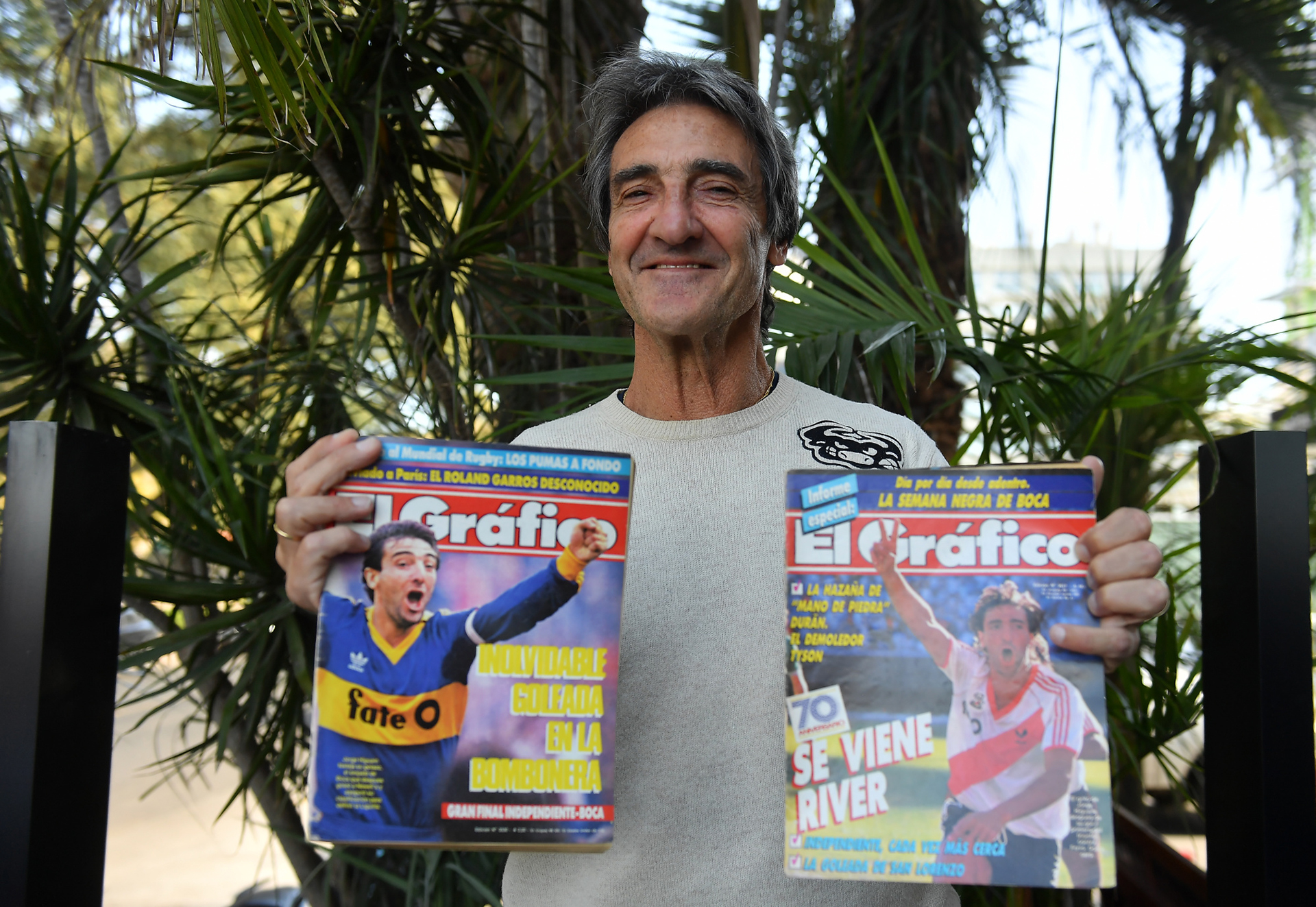 Jorge Higuaín con las tapas de la revista El Gráfico donde se encuentra él jugando para River y Boca (Maximiliano Luna)