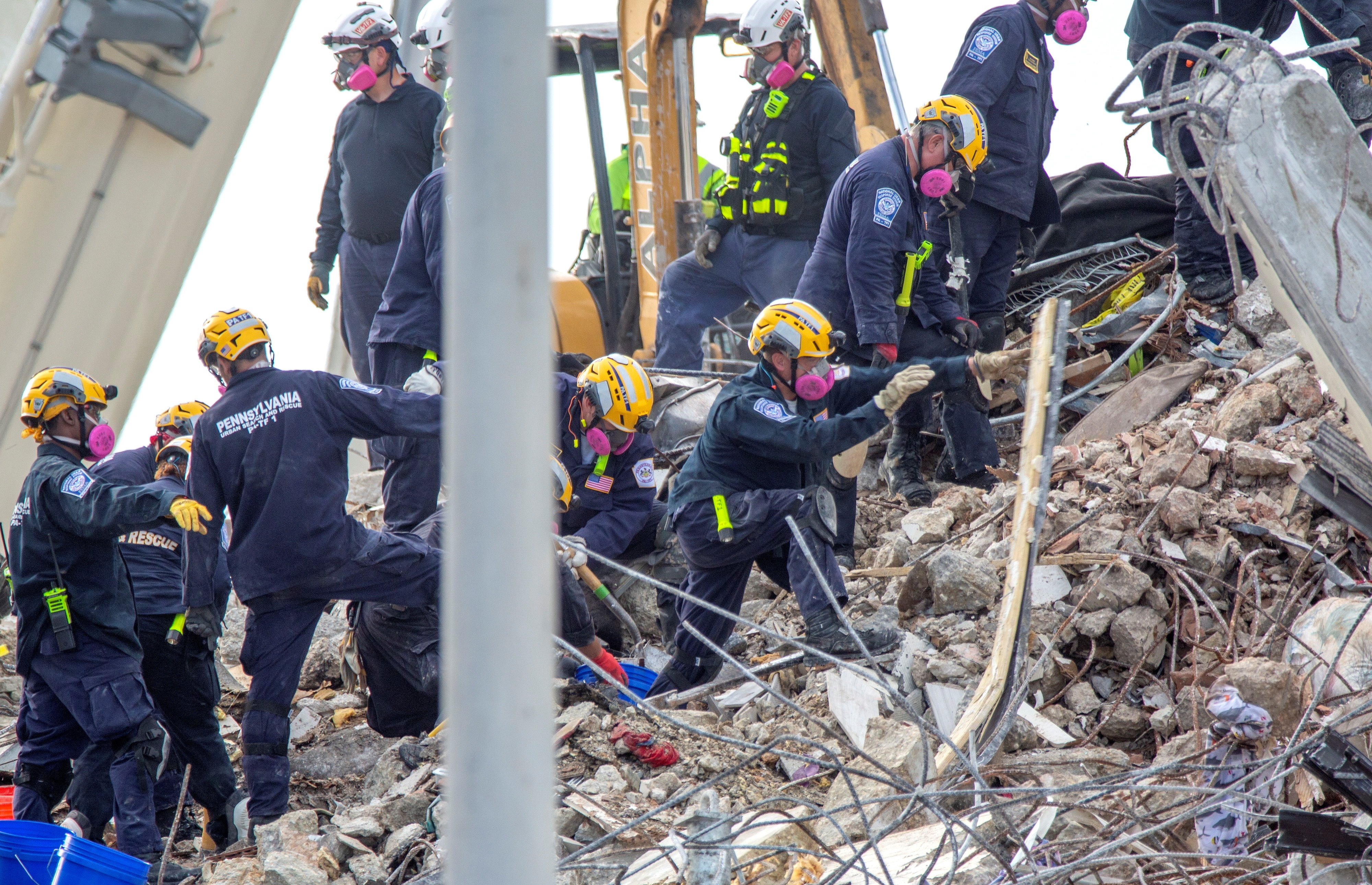 Equipos de rescate trabajan en los escombros del edificio de condominios Champlain Towers South en Surfside, Florida, Estados Unidos, el 5 de julio de 2021.EFE/EPA/CRISTOBAL HERRERA-ULASHKEVICH

