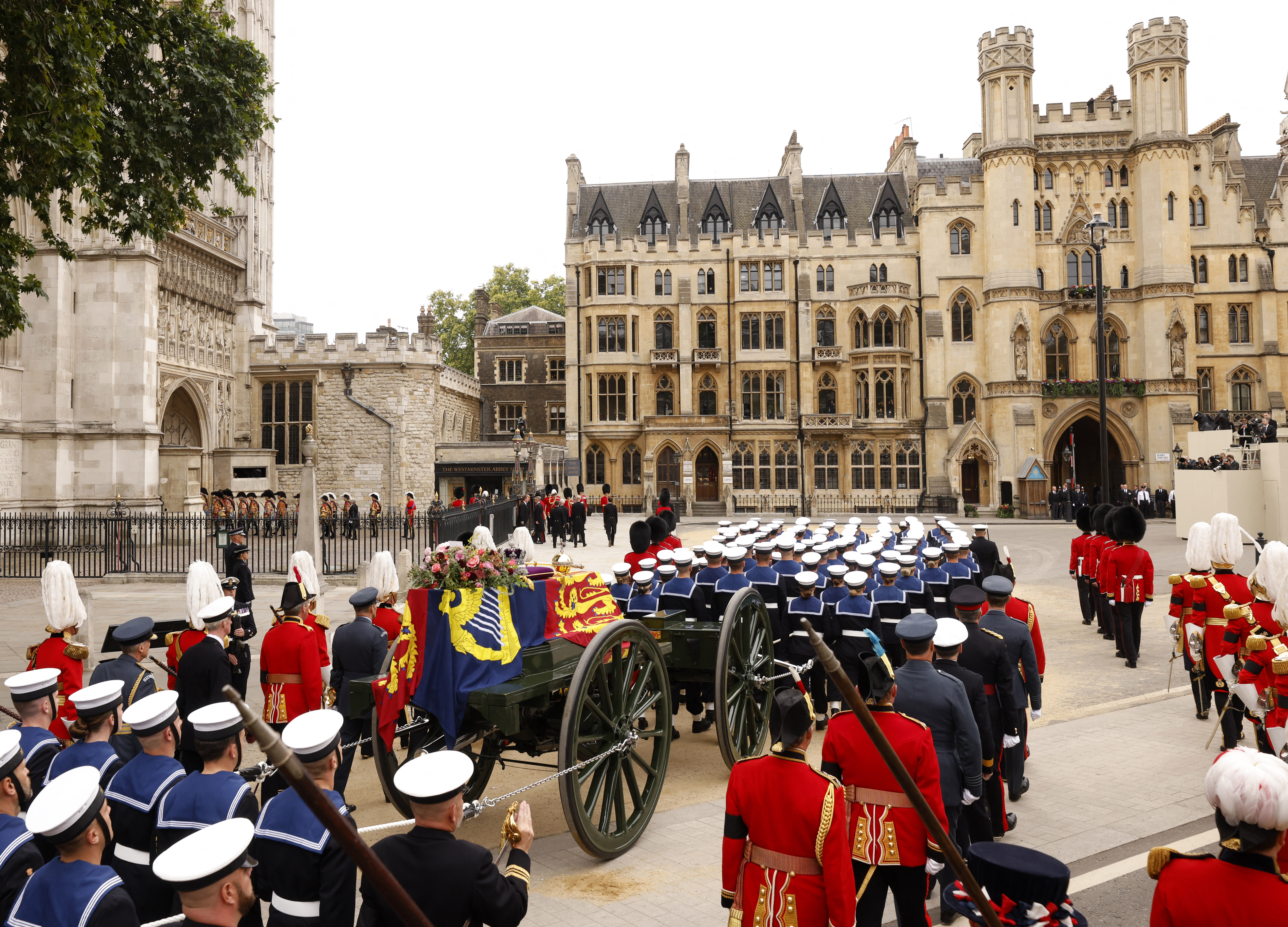 El ataúd de la reina Isabel de Gran Bretaña se lleva en procesión a la Abadía de Westminster. 