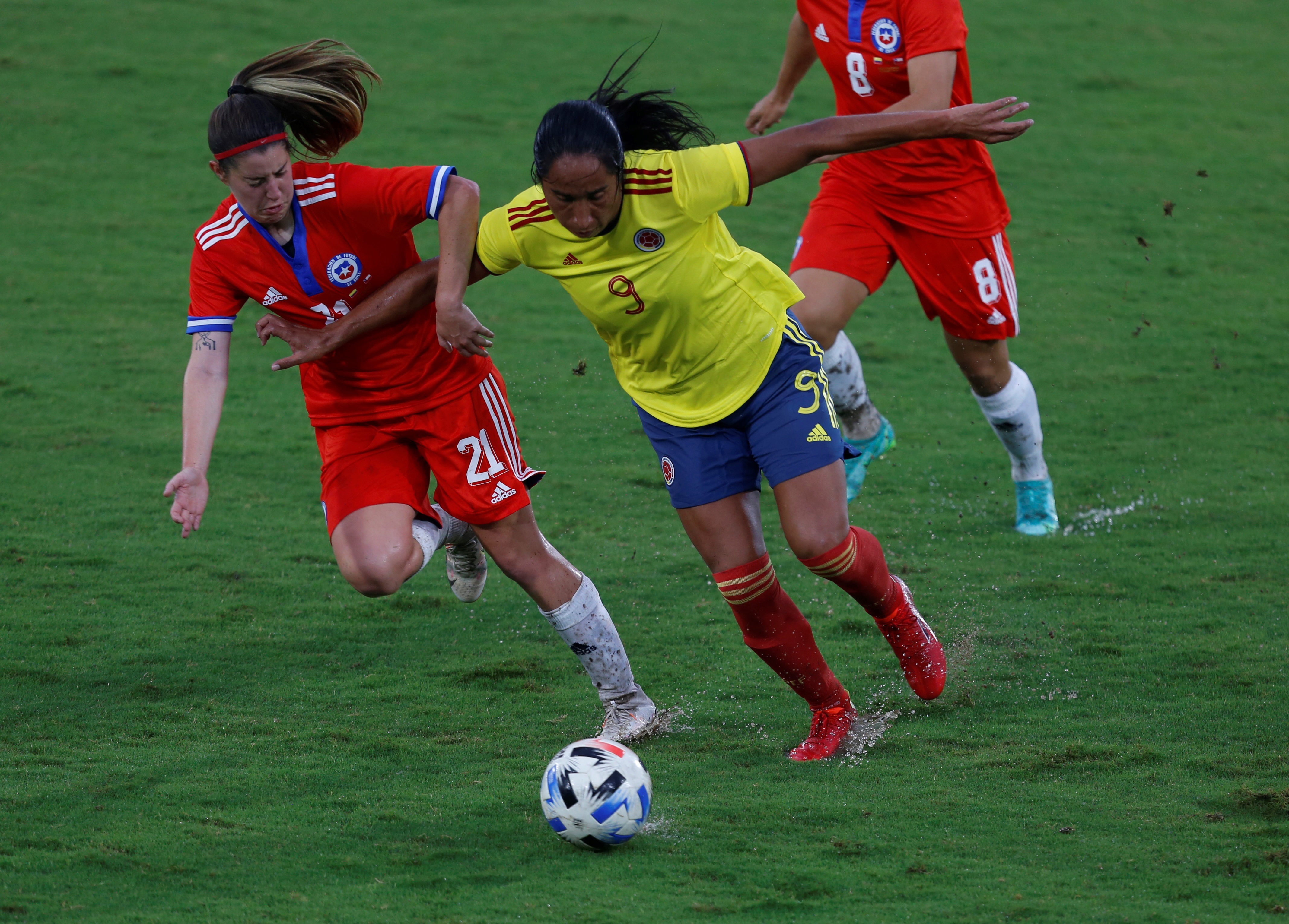 Foto de arquivo de Mayra Ramírez (c) da Colômbia enquanto ela disputa a bola com Rosario Balmaceda (e) do Chile durante um amistoso entre as duas seleções femininas em Cali (Colômbia). EFE / Ernesto Guzmán Jr.