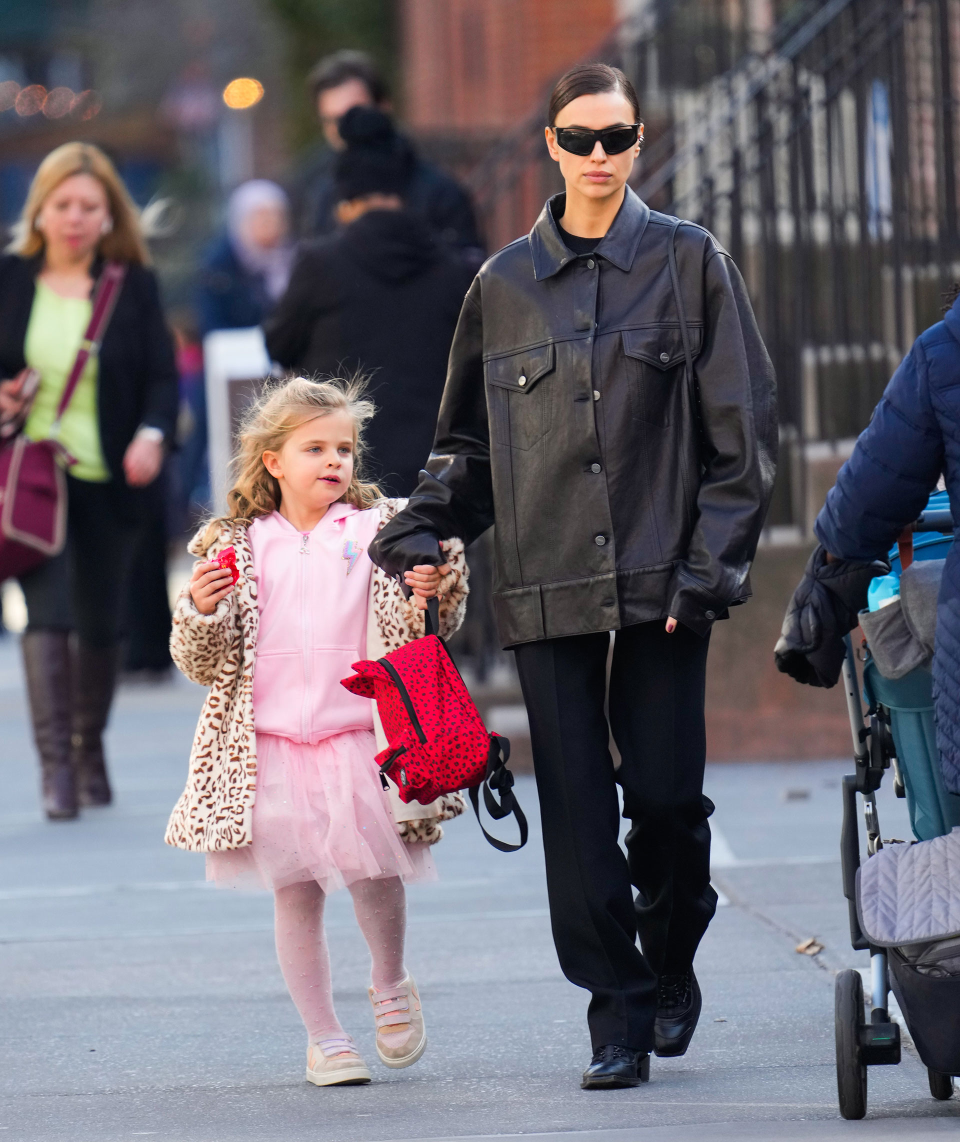 Irina Shayk enfrentou o frio e foi passear com a filha Lea pelas ruas de seu bairro em Nova York.  Para isso, ela usou um look total black de calça e jaqueta de couro que completou com óculos de sol, enquanto a menina usou um look rosa com casaco animal print.