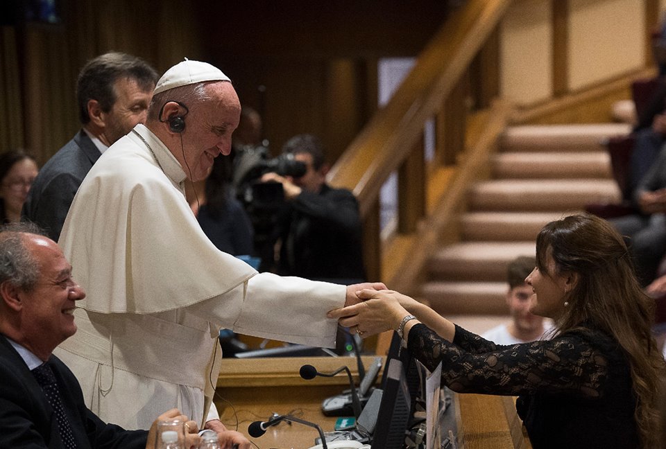 Valeria Atela, presidenta de la fundación SOIJAr, durante su encuentro con el papa Francisco en el Vaticano 