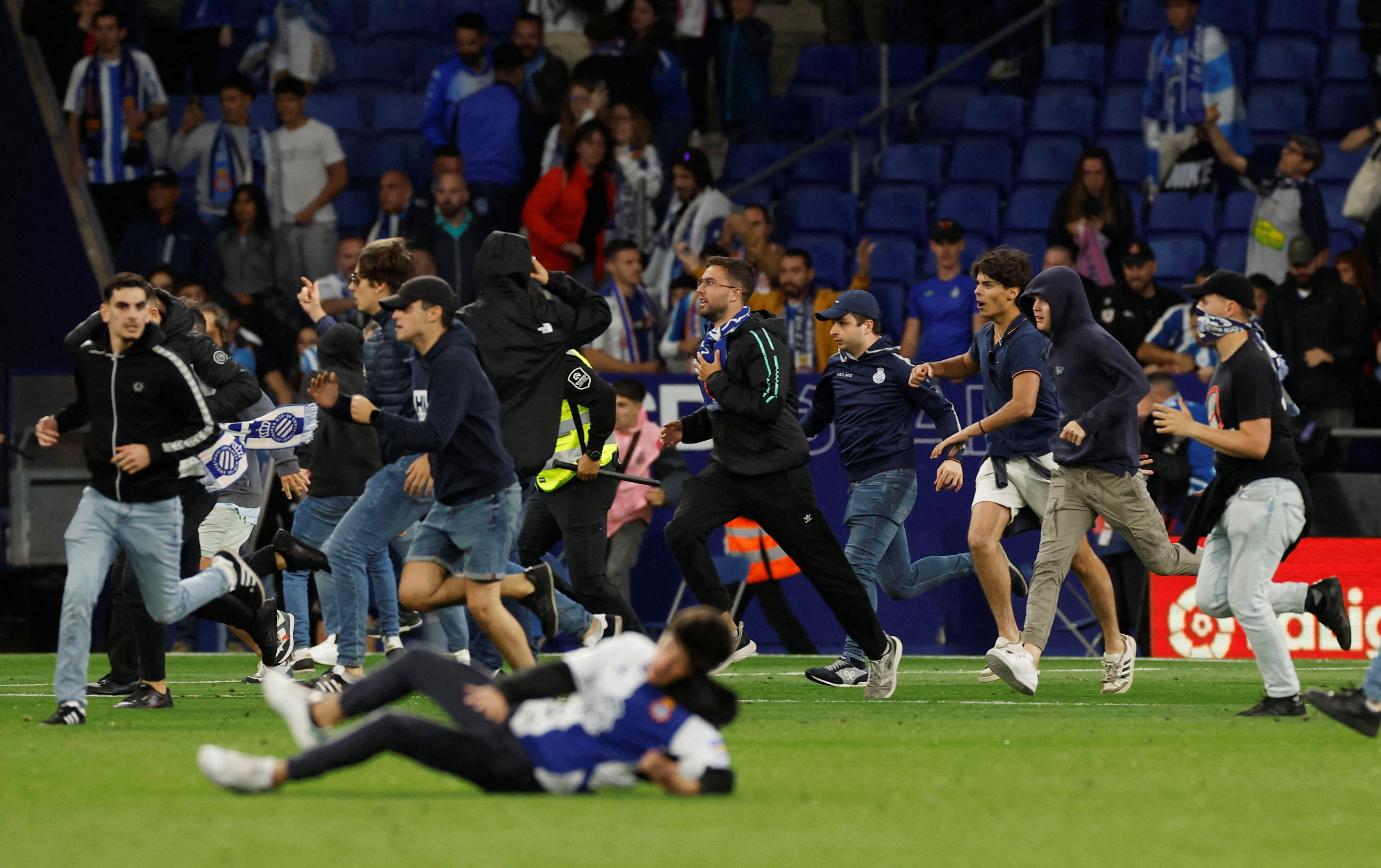 El momento en el que los ultras saltaron al césped (REUTERS/Albert Gea)