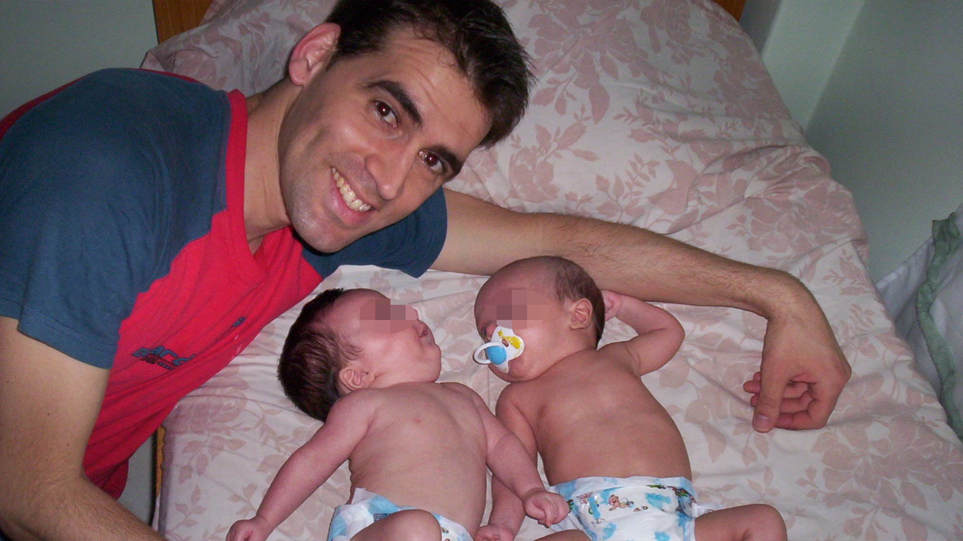 Sebastián Domenech con Caro y Maxi, recién nacidos