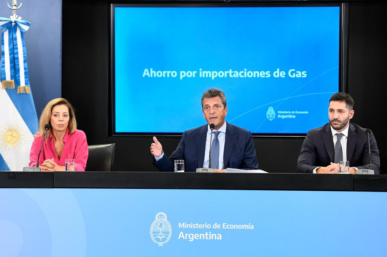 Massa, flanqueado por la secretaria de Energía, Flavia Royón, y el presidente de Enarsa, Agustín Gérez, al anunciar ahorro de dólares en la importación de energía