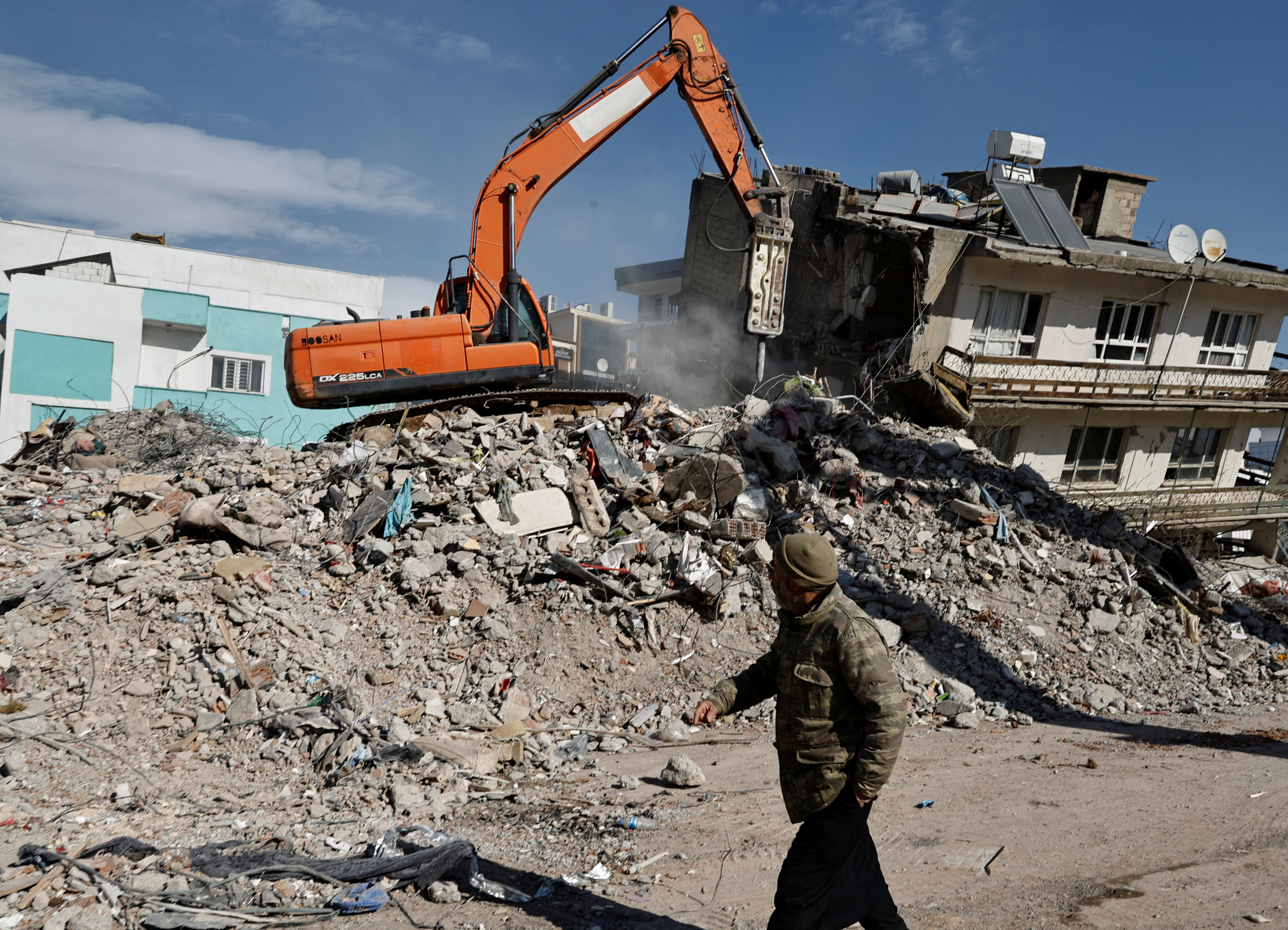 Trabajadores limpian los escombros de un edificio derrumbado tras un terremoto mortal, en Adiyaman, Turquía 15 de febrero de 2023. REUTERS/Thaier Al-Sudani