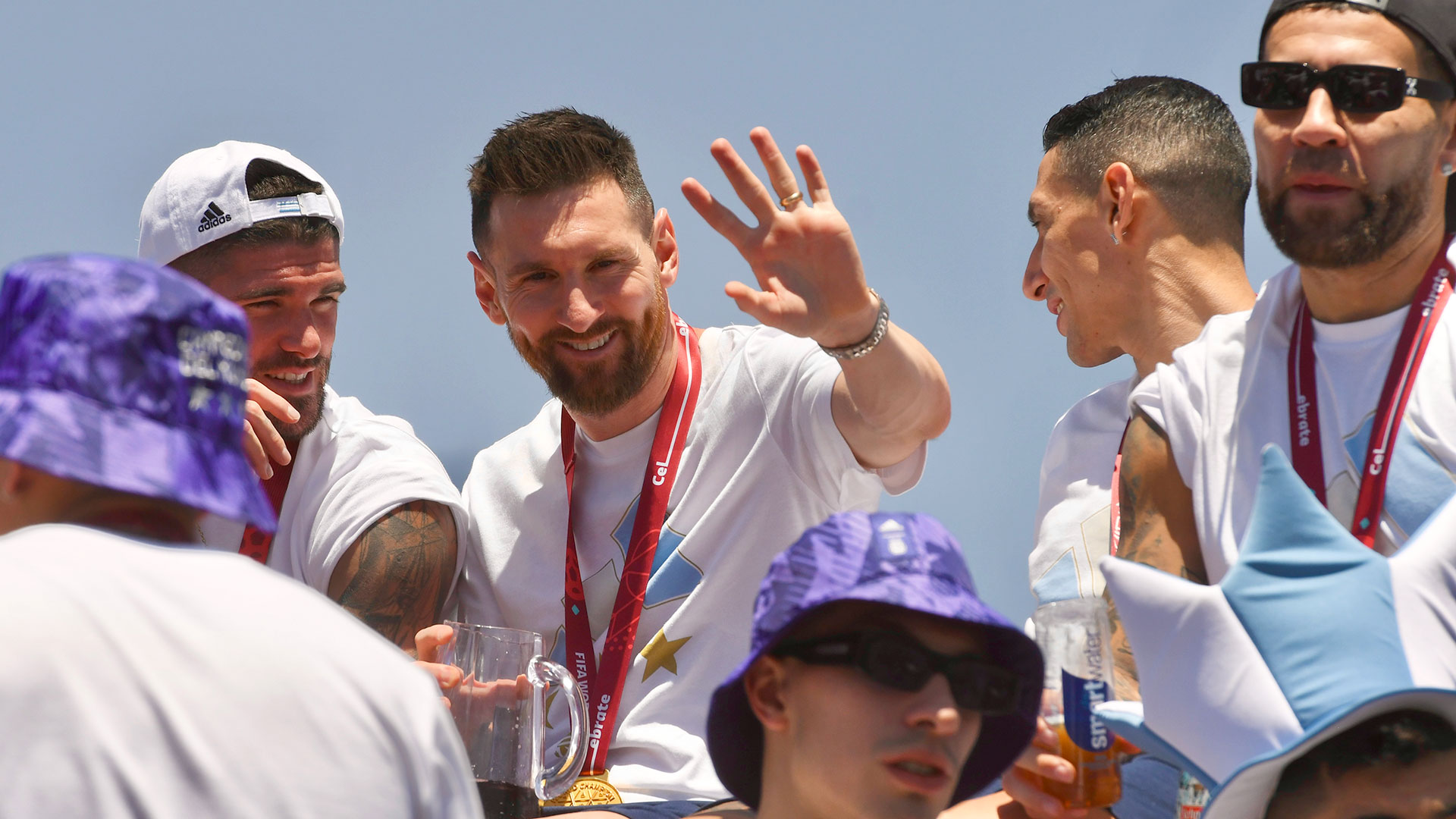 Messi y el resto de los campeones del mundo regresan al país (Télam)