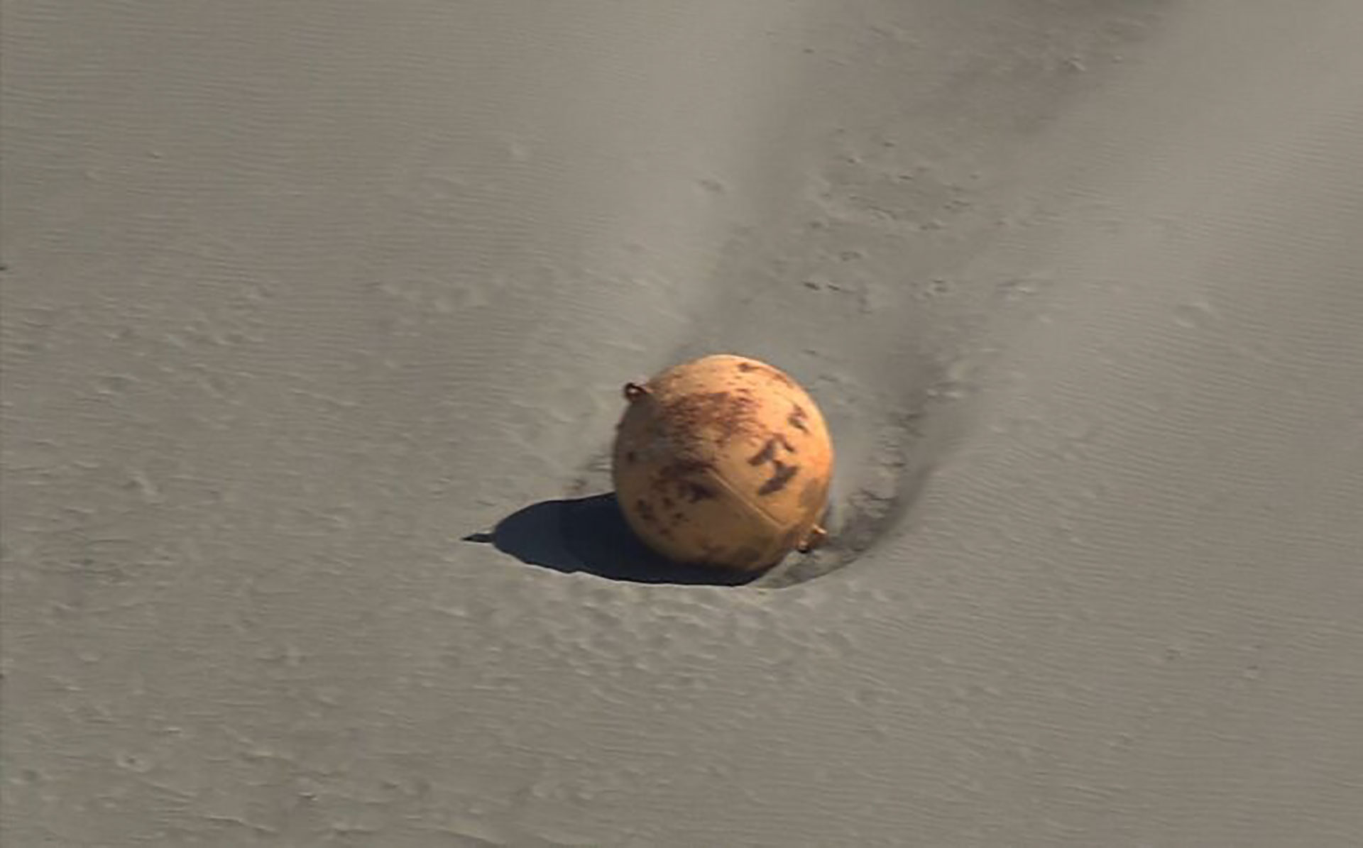 Encontraron una misteriosa bola gigante de hierro en una playa de Japón