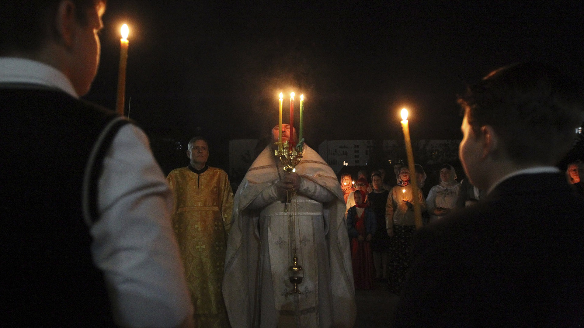 Un sacerdote ortodoxo realiza un servicio religioso durante la celebración ortodoxa de Pascua en una iglesia en Grozny, Rusia, el domingo.
 (AP Photo/Musa Sadulayev)