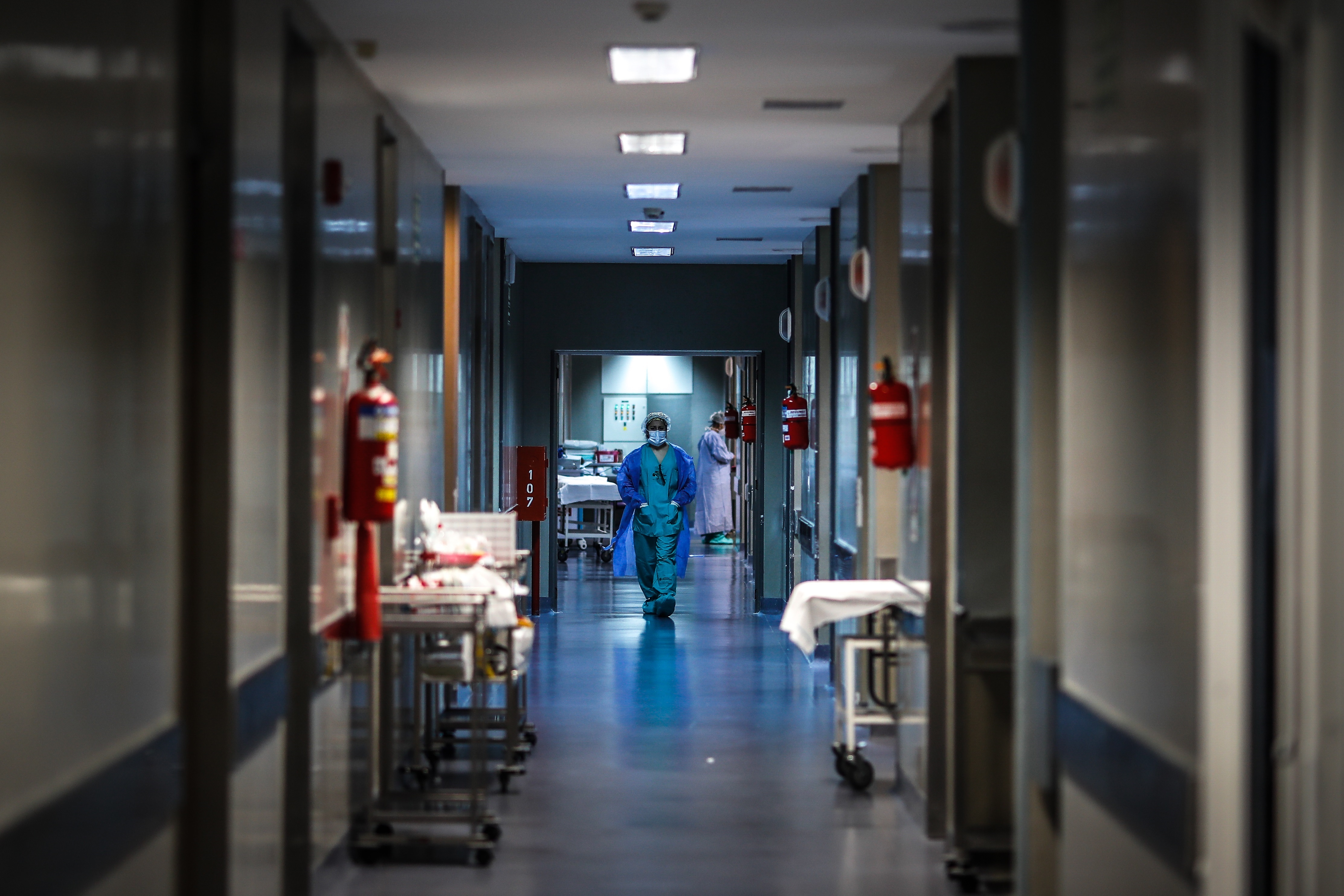 Un enfermero camina por un pasillo del Hospital El Cruce de Florencio Varela, el 30 de julio de 2020, en la Provincia de Buenos aires, Argentina  (EFE/ Juan Ignacio Roncoroni/Archivo)