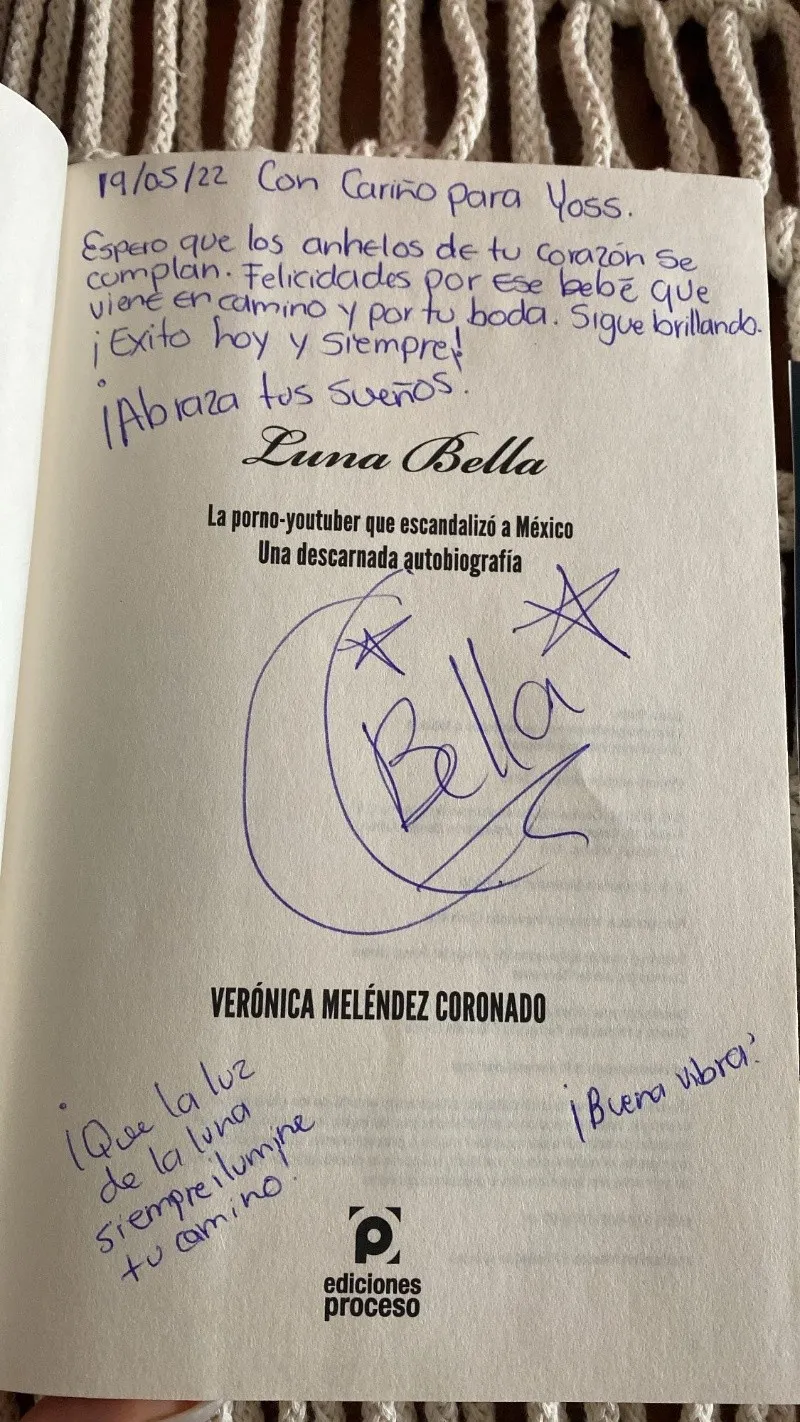La influencer compartió que Mujer Luna Bella le envió su libro con una dedicatoria (Screenshots: Instagram Story/@YosStoP)