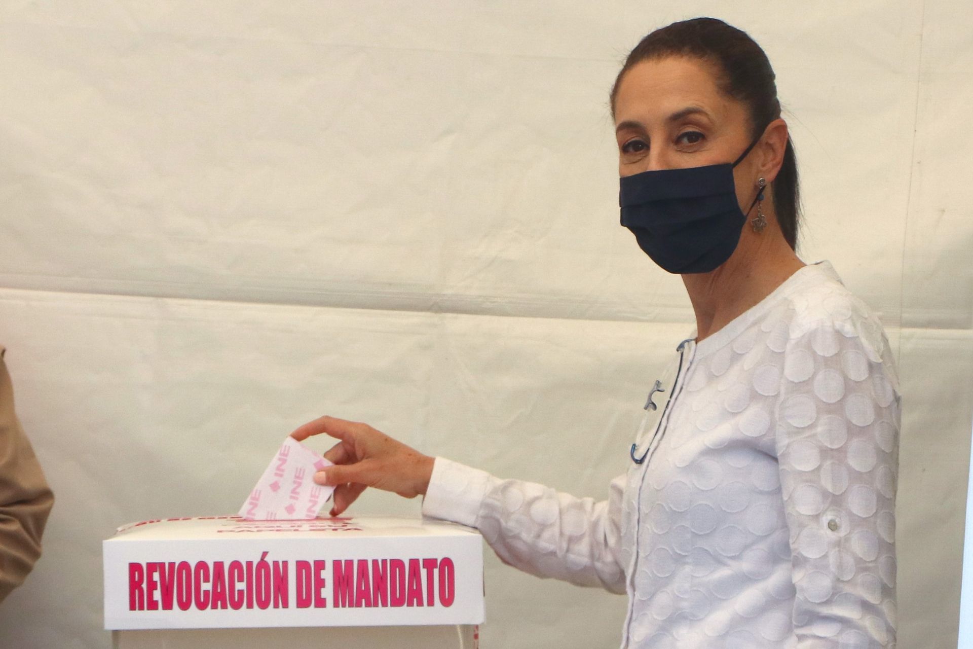 La jefa de Gobierno de la Ciudad de México, Claudia Sheinbaum, ejerciendo su voto en la consulta para la Revocación de Mandato (Foto: Cuartoscuro)