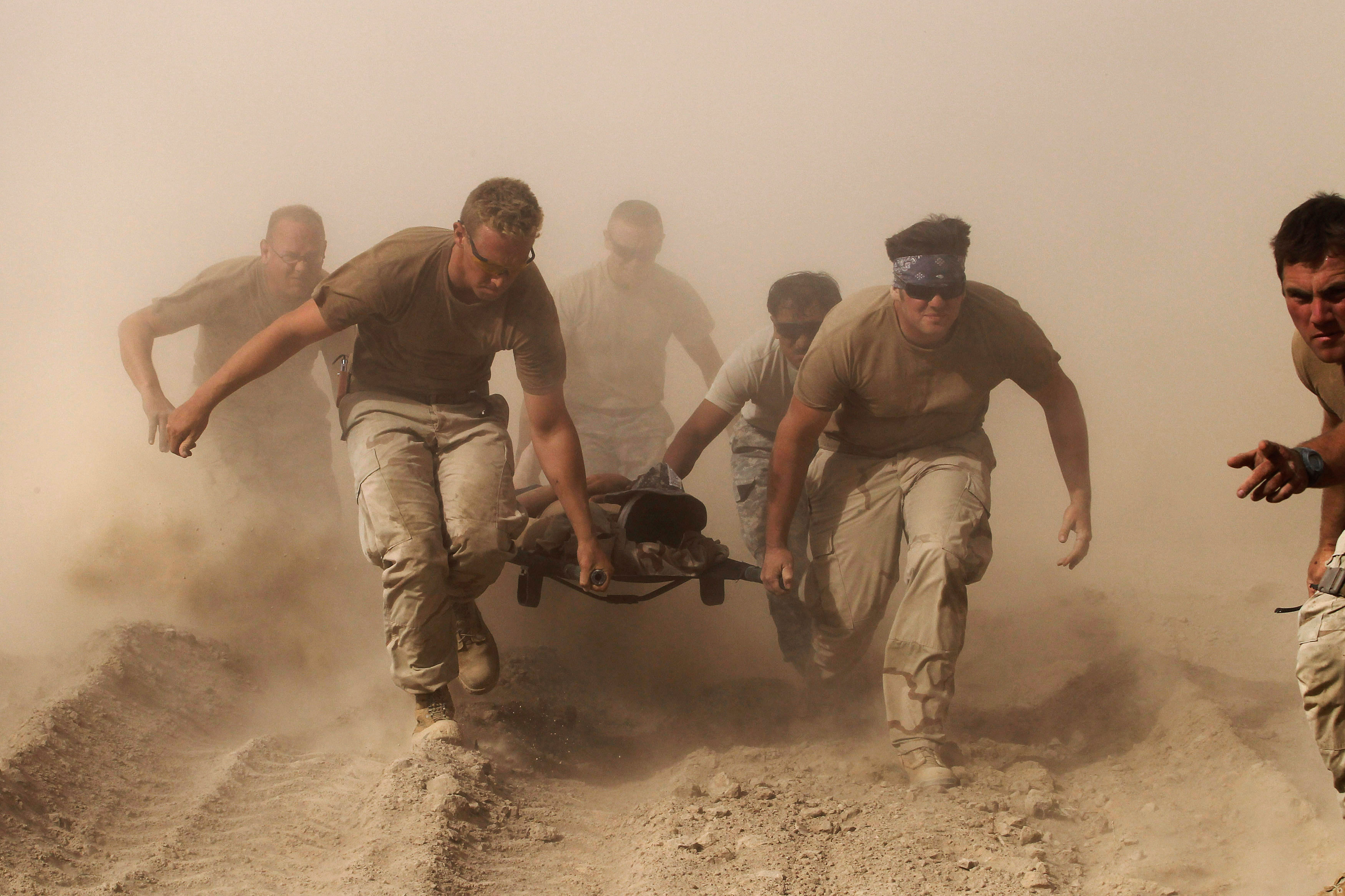 Miembros de la Marina de los Estados Unidos llevan a un compañero herido por una explosión a un helicóptero de evacuación médica en la provincia de Kandahar, en el sur de Afganistán, el 2 de octubre de 2010. (REUTERS / Finbarr O'Reilly / Foto de archivo)