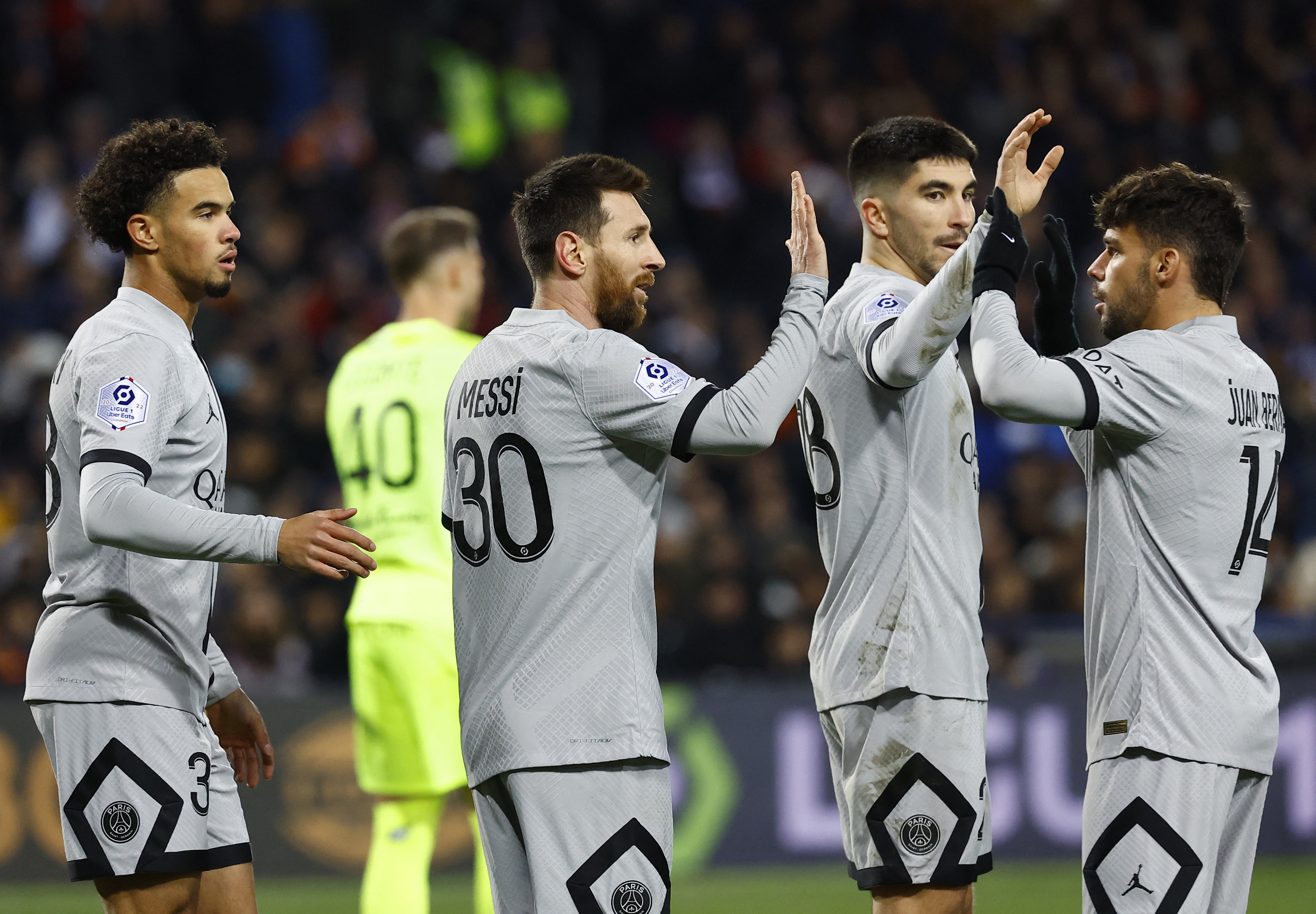 Lionel Messi festeja con sus compañeros el segundo gol que marcó para el PSG en Montpellier (REUTERS/Eric Gaillard)