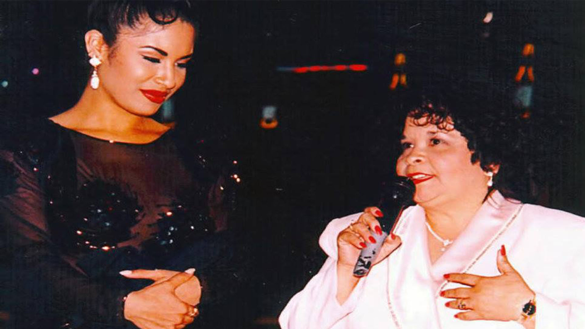 Selena y Yolanda Saldívar se conocieron gracias a la insistencia de la ex enfermera por fundar un club de fans para apoyar a la estrella (Foto: Twitter&#64;raulbrindis)